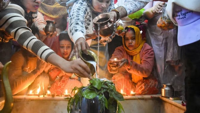 ਮਹਾਂ ਸ਼ਿਵਰਾਤਰੀ ਦੀਆਂ ਰੌਣਕਾਂ, ਮੰਦਿਰਾਂ 'ਚ ਮੱਥਾ ਟੇਕਣ ਪਹੁੰਚ ਰਹੇ ਸ਼ਿਵ ਭਗਤ