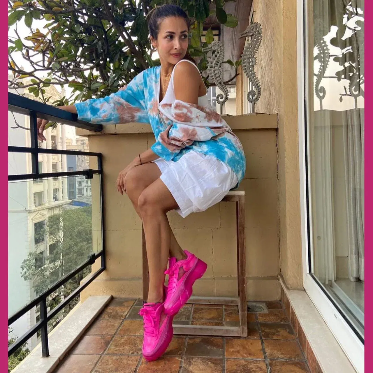 ਜੇਕਰ ਤੁਸੀਂ ਹੋਲੀ ਪਾਰਟੀ ਵਿੱਚ ਐਥਨਿਕ ਤੋਂ ਕੁਝ ਵੱਖਰਾ ਪਹਿਨਣਾ ਚਾਹੁੰਦੇ ਹੋ, ਤਾਂ ਮਲਾਇਕਾ ਅਰੋੜਾ ਦੇ ਇਸ ਲੁੱਕ ਤੋਂ ਆਈਡੀਆ ਲਓ। ਐਕਟ੍ਰੈਸ ਨੇ ਚਿੱਟੇ ਵ੍ਹਾਈਟ ਟੈਂਕ ਟੌਪ ਅਤੇ ਸ਼ਾਰਟਸ ਦੇ ਨਾਲ ਇੱਕ ਓਵਰਸਾਈਜ਼ਡ ਹੂਡੀ ਕੈਰੀ ਕੀਤੀ ਹੈ। ਐਬਸਟਰੈਕਟ ਪ੍ਰਿੰਟ ਇਸ ਪਹਿਰਾਵੇ ਨੂੰ ਹੋਲੀ ਲਈ ਸੰਪੂਰਨ ਬਣਾਉਂਦਾ ਹੈ। ਇਹ ਲੁੱਕ ਵੀ ਬਹੁਤ ਆਰਾਮਦਾਇਕ ਹੈ। ਜੇਕਰ ਤੁਸੀਂ ਪਸੰਦ ਕਰਦੇ ਹੋ, ਤਾਂ ਤੁਸੀਂ ਸ਼ਾਰਟਸ ਦੀ ਬਜਾਏ ਵ੍ਹਾਈਟ ਟ੍ਰਾਉਜਰ ਕੈਰੀ ਸਕਦੇ ਹੋ।