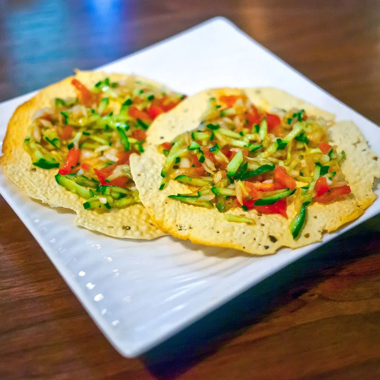 ਮਸਾਲਾ ਪਾਪੜ ਚਾਟ: ਕਰੰਚੀ, ਟੈਸਟੀ ਅਤੇ ਘੱਟ ਤੇਲ ਵਾਲੇ ਸਨੈਕਸ ਲਈ, ਤੁਸੀਂ ਮਸਾਲਾ ਪਾਪੜ ਚਾਟ ਬਣਾ ਕੇ ਖਾ ਸਕਦੇ ਹੋ। ਪਾਪੜ ਨੂੰ ਵਾਰ-ਵਾਰ ਪਲਟ ਕੇ ਸਿੱਧੇ ਸੇਕ ਲਵੋ। ਇਸਨੂੰ ਟੁਕੜਿਆਂ ਵਿੱਚ ਤੋੜੋ ਜਾਂ ਇਸਨੂੰ ਇਸੇ ਤਰ੍ਹਾਂ ਛੱਡ ਦਿਓ। ਇਸ 'ਤੇ ਬਾਰੀਕ ਕੱਟੇ ਹੋਏ ਟਮਾਟਰ, ਪਿਆਜ਼, ਖੀਰਾ ਅਤੇ ਕਕੜੀ ਪਾਓ। ਕੁਝ ਮਸਾਲੇ ਛਿੜਕੋ, ਨਿੰਬੂ ਦਾ ਰਸ ਪਾਓ, ਅਤੇ ਤੁਰੰਤ ਇੰਜੁਆਏ ਲਓ।