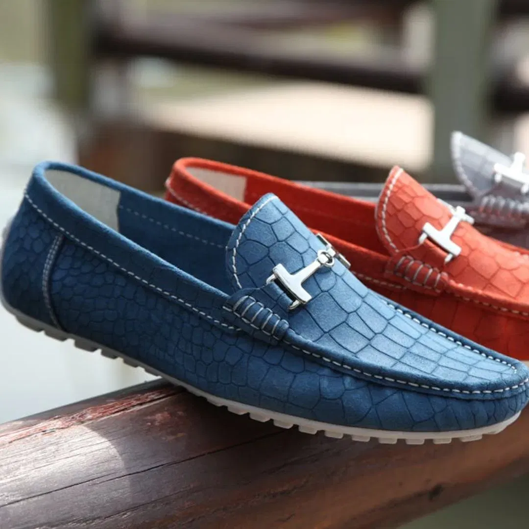 ਜੇਕਰ ਮੁੰਡਿਆਂ ਨੂੰ ਕਿਸੇ ਚੀਜ ਦਾ ਸ਼ਾਪਿੰਗ ਕਰਨਾ ਪਸੰਦ ਹੈ, ਤਾਂ ਉਹ ਹਨ ਸ਼ੂਜ। ਇਸ ਲਈ, ਜੇਕਰ ਤੁਸੀਂ ਵੈਲੇਨਟਾਈਨ ਡੇ 'ਤੇ ਆਪਣੇ ਪਾਰਟਨਰ ਦੇ ਚਿਹਰੇ 'ਤੇ ਮੁਸਕਰਾਹਟ ਲਿਆਉਣਾ ਚਾਹੁੰਦੇ ਹੋ, ਤਾਂ ਤੁਸੀਂ ਉਨ੍ਹਾਂ ਨੂੰ ਸ਼ੂਜ ਗਿਫਟ ਕਰ ਸਕਦੇ ਹੋ। ਤੁਸੀਂ ਉਨ੍ਹਾਂ ਦੀ ਪਸੰਦ ਅਤੇ ਜ਼ਰੂਰਤ ਦੇ ਆਧਾਰ 'ਤੇ ਸਨੀਕਰਸ ਜਾਂ ਫਾਰਮਲ ਸ਼ੂਜ ਖਰੀਦ ਸਕਦੇ ਹੋ।