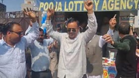 ਐਨਕ ਖ਼ਰੀਦਦੇ ਸਮੇਂ ਨੇੜਿਓਂ ਹੀ ਖ਼ਰੀਦ ਲਈ ਲਾਟਰੀ ਟਿਕਟ,ਨਿਕਲ ਆਇਆ ਕਰੋੜਾਂ ਦਾ ਇਨਾਮ