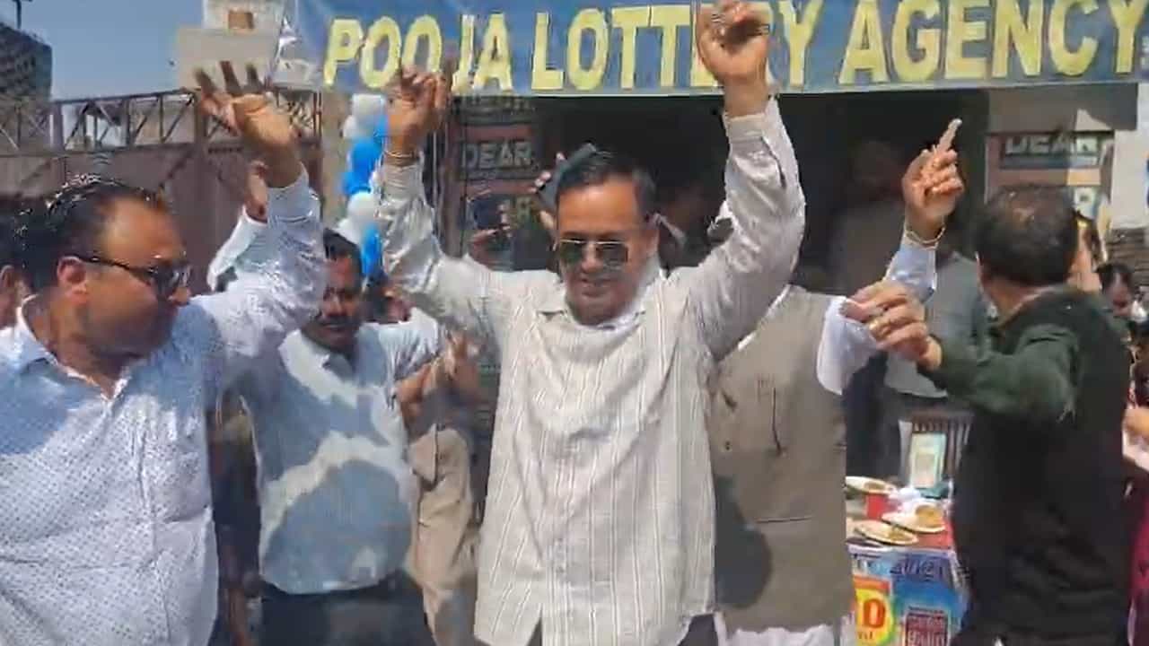 ਮੋਗਾ: ਐਨਕ ਖ਼ਰੀਦਦੇ ਸਮੇਂ ਨੇੜਲੇ ਸਟਾਲ ਤੋਂ ਖ਼ਰੀਦ ਲਈ ਲਾਟਰੀ ਟਿਕਟ, ਬਦਲ ਗਈ ਕਿਸਮਤ; ਜਿੱਤਿਆ 3 ਕਰੋੜ ਦਾ ਇਨਾਮ