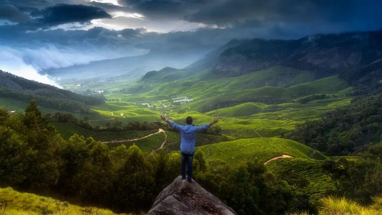 ਮੁੰਨਾਰ ਇੱਕ ਪ੍ਰਸਿੱਧ ਸਥਾਨ: ਜੇਕਰ ਤੁਸੀਂ ਕੇਰਲ ਜਾਂਦੇ ਹੋ ਅਤੇ ਮੁੰਨਾਰ ਦੀ ਪੜਚੋਲ ਨਹੀਂ ਕਰਦੇ, ਤਾਂ ਇਸ ਦਾ ਕੀ ਫਾਇਦਾ? ਇਹ ਇੱਕ ਸੁੰਦਰ ਅਤੇ ਪ੍ਰਸਿੱਧ ਪਹਾੜੀ ਸਟੇਸ਼ਨ ਹੈ। ਇਹ ਆਪਣੇ ਫੈਲੇ ਹੋਏ ਛੱਤ ਵਾਲੇ ਚਾਹ ਦੇ ਬਾਗਾਂ, ਉੱਚੇ ਪਹਾੜਾਂ ਅਤੇ ਸੁੰਦਰ ਧੁੰਦ ਵਾਲੀਆਂ ਵਾਦੀਆਂ ਲਈ ਮਸ਼ਹੂਰ ਹੈ। ਮੁੰਨਾਰ ਨੂੰ ਦੱਖਣੀ ਭਾਰਤ ਦਾ ਕਸ਼ਮੀਰ ਵੀ ਕਿਹਾ ਜਾਂਦਾ ਹੈ। ਤੁਸੀਂ ਏਰਾਵਿਕੁਲਮ ਨੈਸ਼ਨਲ ਪਾਰਕ, ​​ਮੱਟੂਪੇਟੀ ਡੈਮ, ਈਕੋ ਪੁਆਇੰਟ ਅਤੇ ਚਾਹ ਅਜਾਇਬ ਘਰ ਵੀ ਜਾ ਸਕਦੇ ਹੋ। (Image:getty Images)