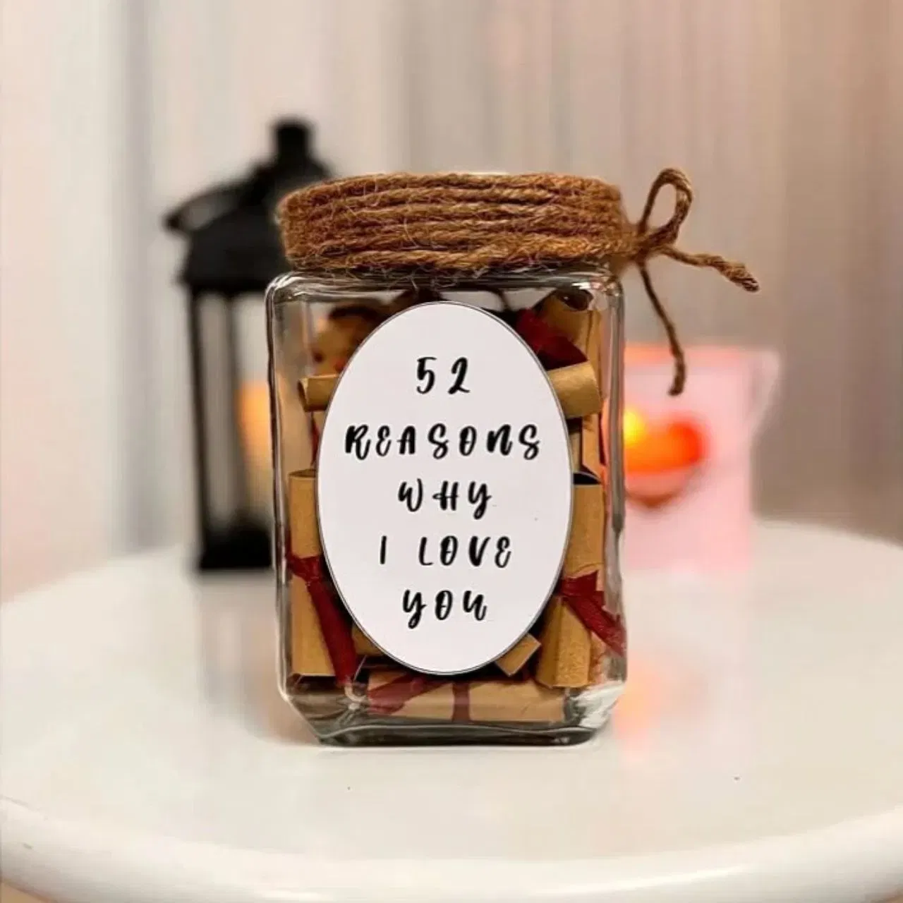 ਜੇਕਰ ਤੁਸੀਂ ਆਪਣੇ ਸਾਥੀ ਨੂੰ ਹੱਥ ਨਾਲ ਬਣੀ ਚੀਜ਼ ਦੇਣਾ ਚਾਹੁੰਦੇ ਹੋ, ਤਾਂ ਤੁਸੀਂ 365 ਡੇਜ ਆਫ ਲਵ ਨੋਟਸ ਜਾਰ ਬਣਾ ਸਕਦੇ ਹੋ। ਇਸਨੂੰ ਬਣਾਉਣਾ ਵੀ ਕਾਫ਼ੀ ਆਸਾਨ ਹੈ। ਬਸ ਕਾਗਜ਼ ਦਾ ਇੱਕ ਟੁਕੜਾ ਲਓ ਅਤੇ ਛੋਟੇ-ਛੋਟੇ ਨੋਟਸ ਬਣਾਓ, ਹਰੇਕ ਨੋਟ 'ਤੇ ਆਪਣੇ ਦਿਲ ਦੀ ਕੁਝ ਗੱਲ ਲਿਖੋ। ਇਨ੍ਹਾਂ ਸਾਰੇ ਨੋਟਸ ਨੂੰ ਕੱਚ ਦੇ ਜਾਰ ਵਿੱਚ ਬੰਦ ਕਰੋ ਅਤੇ ਆਪਣੇ ਸਾਥੀ ਨੂੰ ਗੁਲਾਬ ਦੇ ਨਾਲ ਦਿਓ। ਇਹ ਉਨ੍ਹਾਂ ਲਈ ਬਹੁਤ ਖਾਸ ਹੋਵੇਗਾ। (ਕ੍ਰੈਡਿਟ: creative___crafts/Instagram)