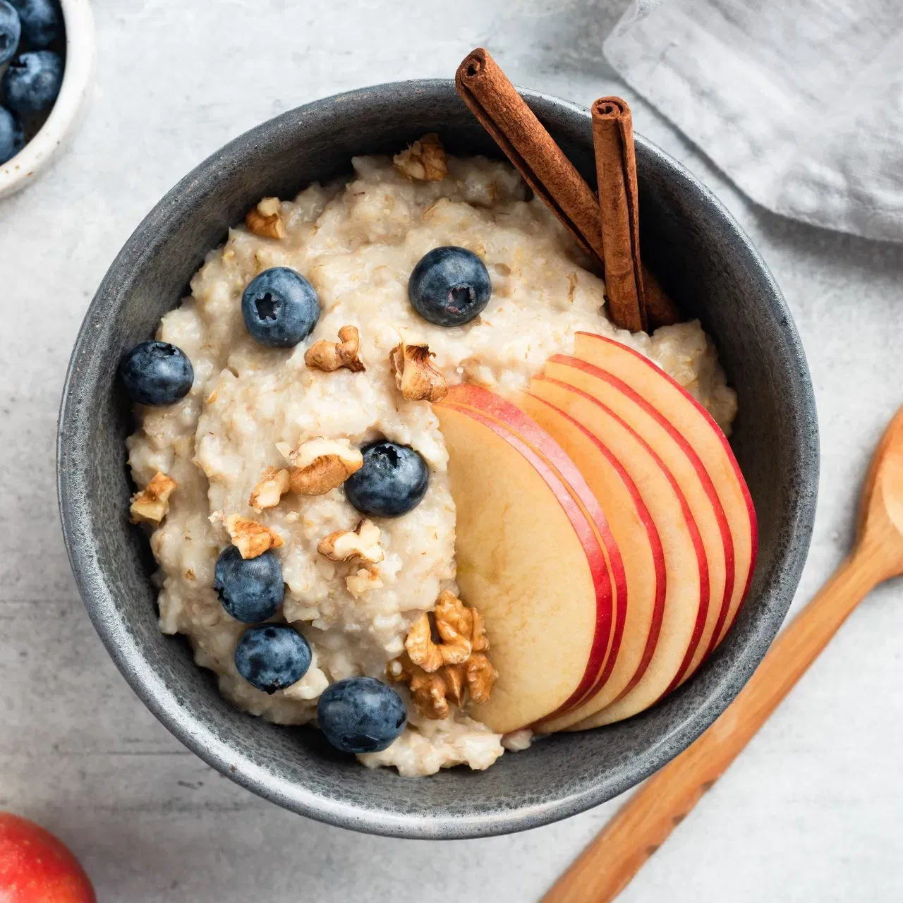 ਤੁਸੀਂ ਰਾਤ ਭਰ ਓਟਸ ਨੂੰ ਭਿਓਂ ਕੇ ਆਪਣੇ ਨਾਸ਼ਤੇ ਦਾ ਹਿੱਸਾ ਬਣਾ ਸਕਦੇ ਹੋ, ਕਿਉਂਕਿ ਇਸ ਨੂੰ ਤਿਆਰ ਕਰਨ ਲਈ ਜ਼ਿਆਦਾ ਸਮਾਂ ਨਹੀਂ ਲੱਗਦਾ ਅਤੇ ਇਹ ਫਾਈਬਰ ਨਾਲ ਭਰਪੂਰ ਹੁੰਦਾ ਹੈ। ਦਹੀਂ, ਦੁੱਧ, ਜਾਂ ਪਲਾਂਟ ਬੇਸਡ ਦੁੱਧ ਵਿੱਚ ਓਟਸ ਭਿਓਂ ਕੇ ਰੱਖ ਦਿਓ। ਸਵੇਰ ਤੱਕ, ਇਹ ਕਰੀਮੀ ਹੋ ਜਾਂਦਾ ਹੈ। ਮਿਠਾਸ ਲਈ ਕੁਝ ਫਲ ਐਡ ਕਰੋ। ਚੀਆ ਸੀਡਸ ਅਤੇ ਕੁਝ ਨਟਸ ਐਡ ਕਰੋ, ਜੋ ਫਾਈਬਰ, ਪ੍ਰੋਟੀਨ, ਗੁੱਡ ਫੈਟਸ ਵੀ ਵਧਾਏਗਾ, ਅਤੇ ਕਰੰਚੀਨੈੱ ਵੀ ਆਵੇਗੀ।