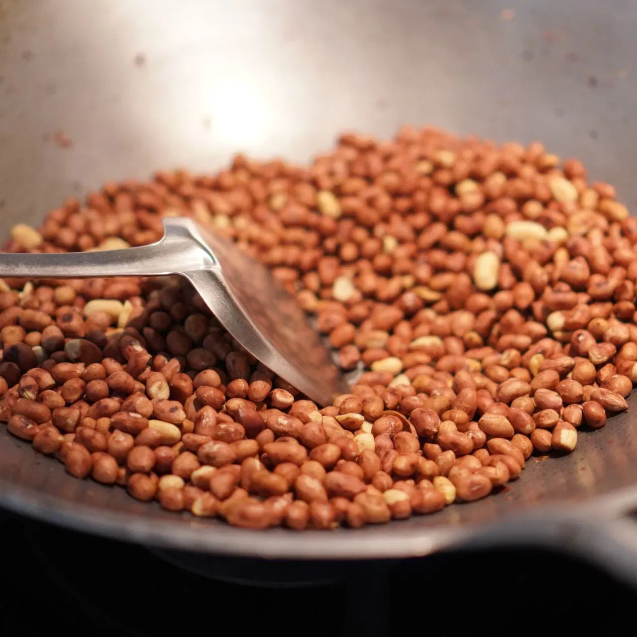 ਰੋਸਟੇਡ ਪੀਨੈਟ: ਬਿਲਕੁੱਲ ਸਿੰਪਲ ਅਤੇ ਪ੍ਰੋਟੀਨ ਨਾਲ ਭਰਪੂਰ, ਘੱਟ ਜਾਂ ਕਹੀਏ ਕਿ ਬਗੈਰ ਤੇਲ ਵਾਲੀ, ਹੈਲਦੀ ਸਨੈਕ ਹੈ ਰੋਸਟੇਡ ਪੀਨਟ, ਪਰ ਧਿਆਨ ਰੱਖੋ ਕਿ ਉਹਨਾਂ ਨੂੰ ਬਾਜ਼ਾਰ ਤੋਂ ਨਾ ਖਰੀਦੋ। ਕੱਚੀ ਮੂੰਗਫਲੀ ਖਰੀਦੋ ਅਤੇ ਪਹਿਲਾਂ ਉਹਨਾਂ ਨੂੰ ਪਾਣੀ ਵਿੱਚ ਉਬਾਲੋ। ਇਸ ਤੋਂ ਬਾਅਦ, ਇੱਕ ਕੜਾਹੀ ਵਿੱਚ ਢੇਰ ਸਾਰਾ ਨਮਕ ਗਰਮ ਕਰੋ ਅਤੇ ਉਬਲੇ ਹੋਏ ਮੂੰਗਫਲੀ ਦੇ ਦਾਣੇ ਪਾਓ ਅਤੇ ਉਹਨਾਂ ਨੂੰ ਉਦੋਂ ਤੱਕ ਭੁੰਨੋ ਜਦੋਂ ਤੱਕ ਉਹ ਪੂਰੀ ਤਰ੍ਹਾਂ ਡ੍ਰਾਈ ਕਰੰਚੀ ਨਾ ਹੋ ਜਾਣ। ਇਸਤੋਂ ਬਾਅਦ, ਛਿਲਕੇ ਕੱਢ ਕੇ ਇੱਕ ਪਾਸੇ ਕਰ ਦਿਓ।