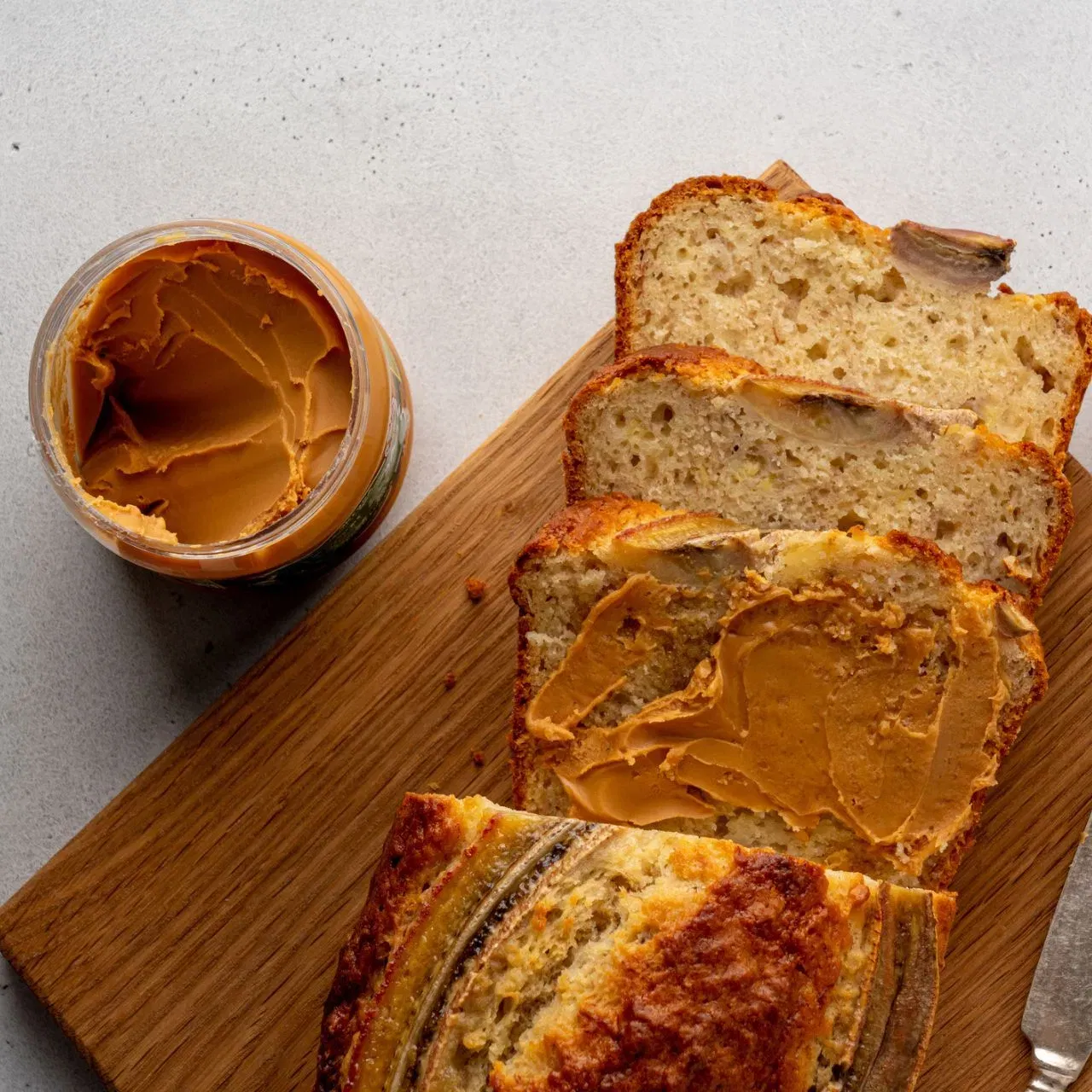 ਜੇਕਰ ਤੁਸੀਂ ਜਲਦੀ ਬਣਨ ਵਾਲਾ ਨਾਸ਼ਤਾ ਲੱਭ ਰਹੇ ਹੋ, ਤਾਂ ਇੱਕ ਸਧਾਰਨ ਤਰੀਕਾ ਹੈ ਕਿ ਇੱਕ ਚੰਗੇ ਬ੍ਰਾਂਡ ਦੀ ਮਲਟੀਗ੍ਰੇਨ ਬਰੈੱਡ 'ਤੇ ਪੀਨਟ ਬਟਰ ਲਗਾਓ। ਇਸ 'ਤੇ ਕੁਝ ਬਨਾਨਾ ਸਲਾਈਸ ਰੱਖੋ ਅਤੇ ਸੈਂਡਵਿਚ ਬਣਾਓ ਅਤੇ ਨਾਸ਼ਤੇ ਲਈ ਇਸਦਾ ਅਨੰਦ ਲਓ। ਤੁਸੀਂ ਚਾਹੋ, ਤਾਂ ਇਸ 'ਤੇ ਭੁੰਨੇ ਹੋਏ ਅਲਸੀ ਦੇ ਬੀਜ, ਪੰਪਕੀਨ ਸੀਡਸ ਅਤੇ ਚੀਆ ਸੀਡਸ ਦਾ ਮਿਕਸਚਰ ਵੀ ਛਿੜਕ ਦਿਓ। ਇਹ ਫਾਈਬਰ ਨੂੰ ਵੀ ਵਧਾਏਗਾ ਅਤੇ ਸੁਆਦ ਨੂੰ ਵੀ।