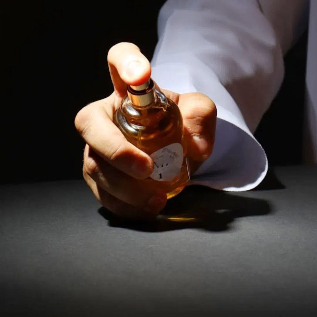 ਮੁੰਡੇ ਪਰਫਿਊਮ ਲਗਾਉਣਾ ਕਾਫੀ ਪਸੰਦ ਕਰਦੇ ਹਨ, ਇਸ ਲਈ ਵੈਲੇਨਟਾਈਨ ਡੇਅ 'ਤੇ, ਤੁਸੀਂ ਆਪਣੇ ਪਾਰਟਨਰ ਨੂੰ ਉਨ੍ਹਾਂ ਦੀ ਪਸੰਦ ਦੇ ਵੱਖ-ਵੱਖ ਪਰਫਿਊਮ ਗਿਫਟ ਕਰ ਸਕਦੇ ਹੋ। ਤੁਸੀਂ ਉਨ੍ਹਾਂ ਨੂੰ ਉਸ ਬ੍ਰਾਂਡ ਦਾ ਪਰਫਿਊਮ ਵੀ ਗਿਫਟ ਕਰ ਸਕਦੇ ਹੋ ਜਿਸਨੂੰ ਉਹ ਲੰਬੇ ਸਮੇਂ ਤੋਂ ਖਰੀਦਣ ਦਾ ਸੋਚ ਰਹੇ ਹਨ। ਇਸ ਤਰ੍ਹਾਂ, ਤੁਸੀਂ ਉਨ੍ਹਾਂ ਦੇ ਚਿਹਰੇ 'ਤੇ ਮੁਸਕਰਾਹਟ ਲਿਆ ਸਕਦੇ ਹੋ।