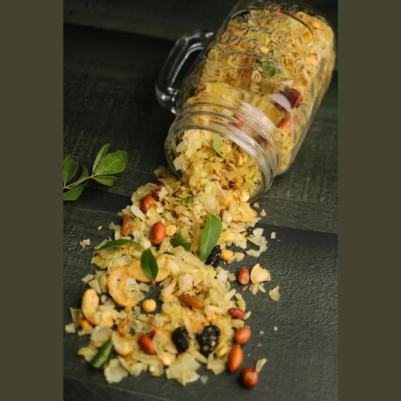 ਪੀਨਟ-ਚਿਵੜਾ ਨਮਕੀਨ: ਘੱਟ ਤੇਲ ਵਾਲੇ ਕਰੰਚੀ ਸਨੈਕ ਲਈ, ਤੁਸੀਂ ਪੀਨਟ-ਚਿਵੜਾ ਨਮਕੀਨ ਬਣਾ ਸਕਦੇ ਹੋ। ਅਜਿਹਾ ਕਰਨ ਲਈ, ਕਾਜੂ ਨੂੰ ਬਹੁਤ ਘੱਟ ਤੇਲ ਵਿੱਚ ਭੁੰਨੋ ਜਾਂ ਡ੍ਰਾਈ ਰੋਸਟ ਕਰੋ। ਫਿਰ, ਚਿਵੜਾ (ਪੋਹਾ) ਨੂੰ ਹਲਕਾ ਜਿਹਾ ਭੁੰਨੋ। ਇਸੇ ਤਰ੍ਹਾਂ, ਮੂੰਗਫਲੀ ਡ੍ਰਾਈ ਰੋਸਟ ਕਰ ਲੈਣਾ ਹੈ। ਇੱਕ ਪੈਨ ਵਿੱਚ ਅੱਧਾ ਚਮਚ ਘਿਓ ਜਾਂ ਜੈਤੂਨ ਦਾ ਤੇਲ ਪਾਓ। ਮਸਾਲੇ ਪਾਓ ਅਤੇ ਸਾਰੀਆਂ ਚੀਜਾਂ ਪਾ ਕੇ ਮਿਲਾਓ। ਤੁਸੀਂ ਇਸ ਵਿੱਕ ਕੁਝ ਕਰੀ ਪੱਤੇ ਵੀ ਰੋਸਟ ਕਰ ਲਵੋ, ਇਸ ਨਾਲ ਸੁਆਦ ਹੋਰ ਵੀ ਵਧੀਆ ਹੋ ਜਾਂਦਾ ਹੈ।