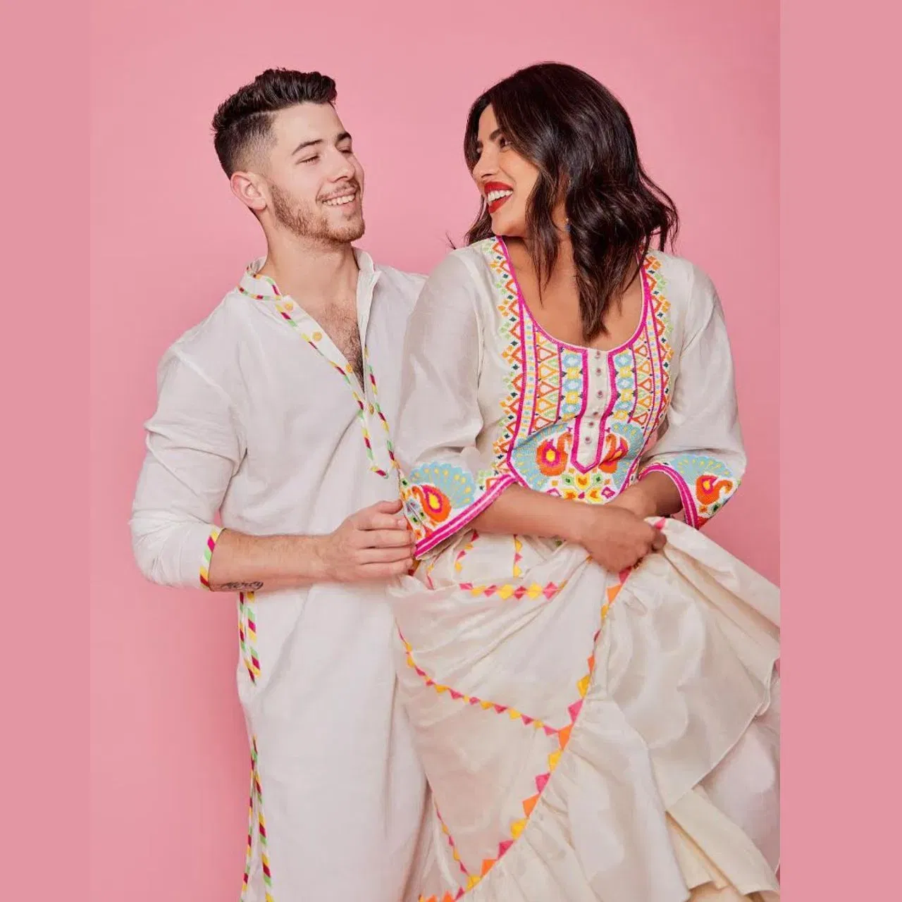 ਹੋਲੀ ਪਾਰਟੀ ਲਈ, ਤੁਸੀਂ ਪ੍ਰਿਯੰਕਾ ਚੋਪੜਾ ਵਾਂਗ ਫਲੇਅਰਡ ਫ੍ਰੌਕ ਸੂਟ ਚੁਣ ਸਕਦੇ ਹੋ, ਜਿਸ ਵਿੱਚ ਵ੍ਵਾਈਟ ਸਰਫੇਸ ਹੋਵੇ ਅਤੇ ਕਲਰਫੁੱਲ ਰੇਸ਼ਮ ਦੀ ਲਾਈਟ ਐਂਬ੍ਰਾਇਡਰੀ ਕਢਾਈ ਕੀਤੀ ਗਈ ਹੋਵੇ। ਇਸੇ ਤਰ੍ਹਾਂ, ਮੁੰਡੇ ਲਾਈਟ ਐਬ੍ਰਾਇਡਰੀ ਦਾ ਕੁੜਤਾ ਪਹਿਨ ਸਕਦੇ ਹਨ। ਕਪਲਸ ਲਈ ਨਿੱਕ ਅਤੇ ਪ੍ਰਿਯੰਕਾ ਦਾ ਇਹ ਹੋਲੀ ਪਾਰਟੀ ਲੁੱਕ ਪਰਫੈਕਟ ਹੈ।