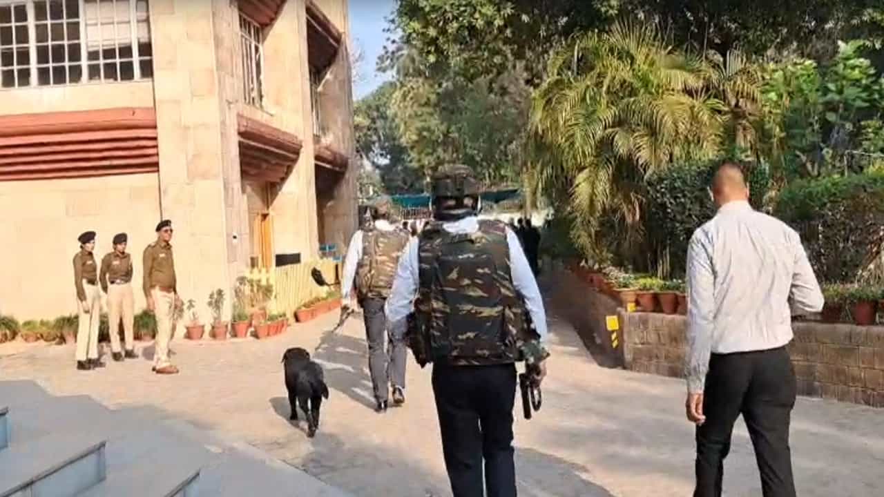 ਫਿਰ ਆਈ Email... ਚੰਡੀਗੜ੍ਹ ਦੇ ਸਕੂਲਾਂ ਤੇ ਪੰਜਾਬ ਸਕੱਤਰੇਤ ਨੂੰ ਬੰਬ ਨਾਲ ਉਡਾਉਣ ਦੀ ਧਮਕੀ ਫਿਰ ਆਈ Email... ਚੰਡੀਗੜ੍ਹ ਦੇ ਸਕੂਲਾਂ ਤੇ ਪੰਜਾਬ ਸਕੱਤਰੇਤ ਨੂੰ ਬੰਬ ਨਾਲ ਉਡਾਉਣ ਦੀ ਧਮਕੀ