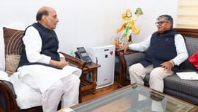 ਰੱਖਿਆ ਮੰਤਰੀ ਨੂੰ ਮਿਲੇ ਗਵਰਨਰ, ਐਂਟੀ-ਡਰੋਨ ਸਿਸਟਮ ਮਜ਼ਬੂਤ ਕਰਨ 'ਤੇ ਹੋਈ ਚਰਚਾ