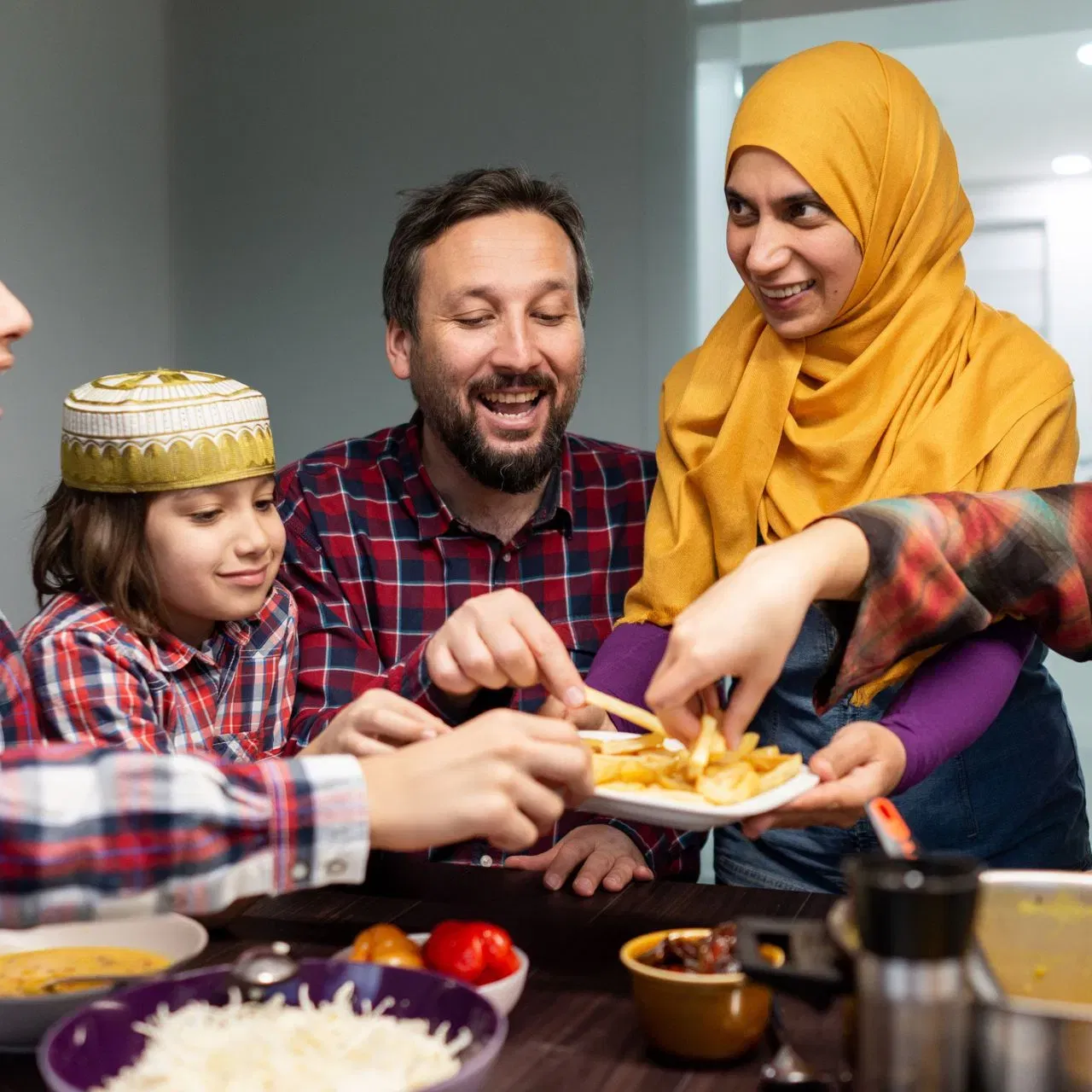 ਇਸਲਾਮੀ ਕੈਲੰਡਰ ਦੇ ਅਨੁਸਾਰ, ਸਾਲ ਦੇ ਨੌਵੇਂ ਮਹੀਨੇ ਨੂੰ ਰਮਜ਼ਾਨ ਵਜੋਂ ਮਨਾਇਆ ਜਾਂਦਾ ਹੈ। ਇਸ ਪਵਿੱਤਰ ਮਹੀਨੇ ਦੌਰਾਨ, ਮੁਸਲਮਾਨ ਸੂਰਜ ਚੜ੍ਹਨ ਤੋਂ ਪਹਿਲਾਂ ਸਹਿਰੀ ਅਤੇ ਸੂਰਜ ਡੁੱਬਣ ਤੋਂ ਬਾਅਦ ਇਫਤਾਰ ਕਰਦੇ ਹਨ। ਰੋਜ਼ਾ ਸਿਰਫ਼ ਭੁੱਖੇ ਅਤੇ ਪਿਆਸੇ ਰਹਿਣ ਦਾ ਹੀ ਨਾਂ ਨਹੀਂ ਹੈ; ਇਹ ਸਾਨੂੰ ਨਕਾਰਾਤਮਕ ਵਿਚਾਰਾਂ ਅਤੇ ਨਕਾਰਾਤਮਕ ਵਿਵਹਾਰ ਤੋਂ ਦੂਰ ਰਹਿਣਾ ਵੀ ਸਿਖਾਉਂਦਾ ਹੈ।