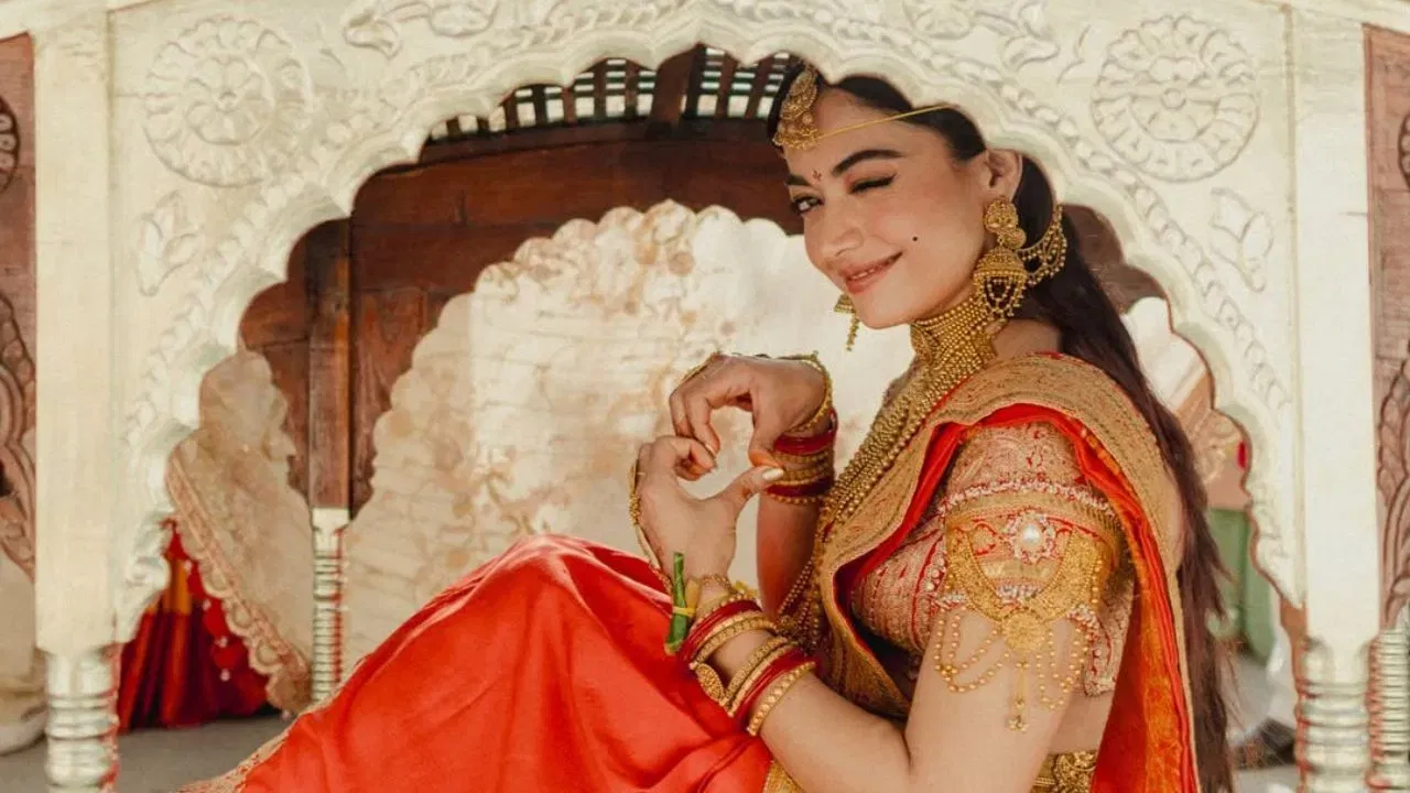 ਇੱਕ ਤਸਵੀਰ ਵਿੱਚ, ਰਸ਼ਮੀਕਾ ਪਾਲਕੀ ਵਿੱਚ ਬੈਠੀ ਦਿਖਾਈ ਦੇ ਰਹੀ ਹੈ ਅਤੇ ਵਿਆਹ ਦੀਆਂ ਬਹੁਤ ਸਾਰੀਆਂ ਚੀਜ਼ਾਂ ਪੁਰਾਣੇ ਸਮੇਂ ਦੀ ਯਾਦ ਦਿਵਾਉਂਦੀਆਂ ਹਨ। ਇਸ ਜੋੜੇ ਨੇ ਆਪਣੇ ਵਿਆਹ ਨਾਲ ਇੱਕ ਨਵਾਂ ਰੁਝਾਨ ਸਥਾਪਤ ਕੀਤਾ ਹੈ। Photo Credit: rvreventzdesign