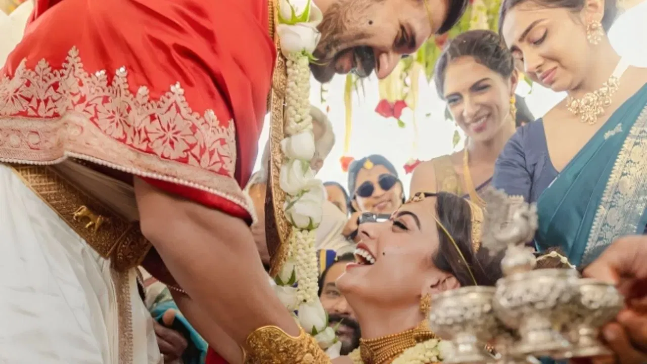 ਵਿਜੇ ਦੇਵਰਕੋਂਡਾ ਅਤੇ ਰਸ਼ਮਿਕਾ ਮੰਡਾਨਾ ਇਕੱਠੇ ਕੰਮ ਕਰਦੇ ਸਮੇਂ ਨੇੜੇ ਆਏ।