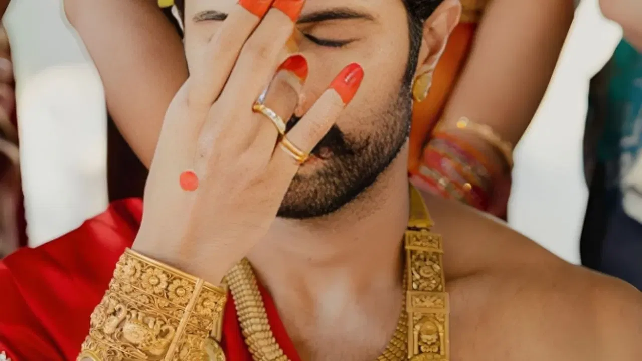 ਦੋਵਾਂ ਦੇ ਵਿਆਹ ਦੀਆਂ ਕਈ ਤਸਵੀਰਾਂ ਇਸ ਸਮੇਂ ਸੋਸ਼ਲ ਮੀਡੀਆ 'ਤੇ ਵਾਇਰਲ ਹੋ ਰਹੀਆਂ ਹਨ। ਜਿਸ ਵਿੱਚ ਦੋਵੇਂ ਇੱਕ ਦੂਜੇ ਦੇ ਪਿਆਰ ਵਿੱਚ ਡੁੱਬੇ ਹੋਏ ਦਿਖਾਈ ਦੇ ਰਹੇ ਹਨ।