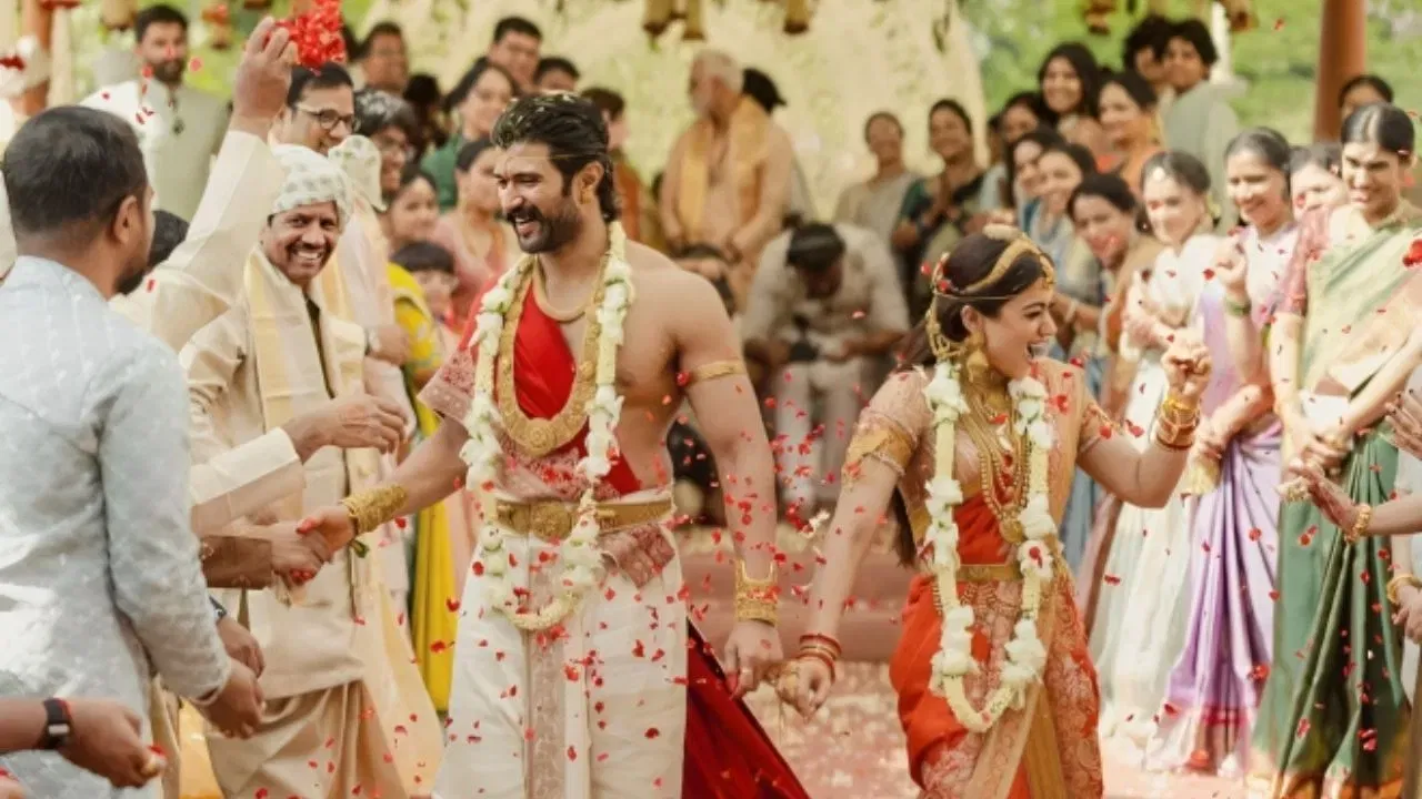 ਇਸ ਦੌਰਾਨ, ਵਿਜੇ ਆਪਣੇ ਵਿਆਹ ਦੀਆਂ ਫੋਟੋਆਂ ਵਿੱਚ ਕਿਸੇ ਰਾਜਕੁਮਾਰ ਤੋਂ ਘੱਟ ਨਹੀਂ ਲੱਗ ਰਹੇ। ਅਦਾਕਾਰ ਨੇ ਰਵਾਇਤੀ ਪੱਟੂ ਪੰਚਾ ਅਤੇ ਸੋਨੇ ਦੇ ਗਹਿਣੇ ਪਹਿਨੇ ਹੋਏ ਸਨ। ਦੋਵਾਂ ਨੇ ਆਪਣੇ ਹੱਥਾਂ 'ਤੇ ਆਲਤਾ ਲਗਾਇਆ ਹੋਇਆ ਹੈ।