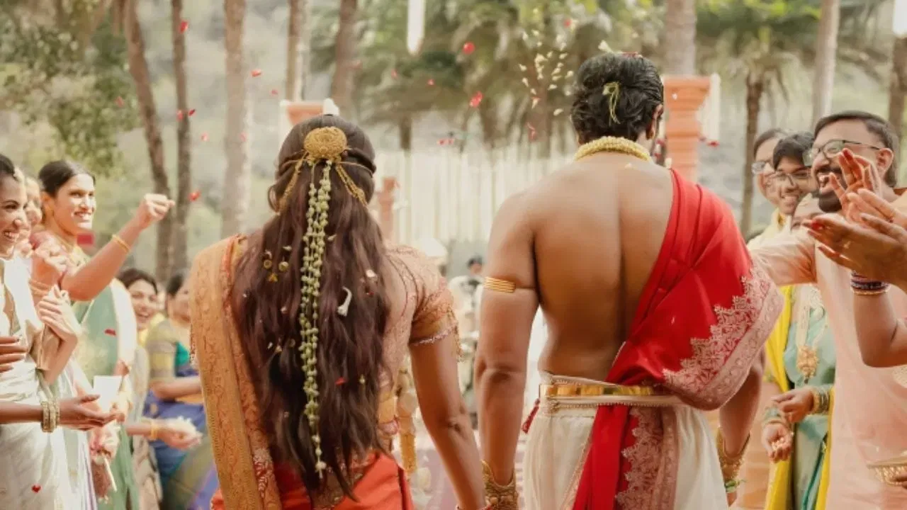 ਰਸ਼ਮੀਕਾ ਨੇ ਆਪਣੇ ਵਿਆਹ ਦੇ ਪਹਿਰਾਵੇ ਲਈ ਸੰਤਰੀ ਅਤੇ ਸੁਨਹਿਰੀ ਰੰਗਾਂ ਦਾ ਸੁਮੇਲ ਚੁਣਿਆ। ਅਦਾਕਾਰਾ ਨੇ ਇਸ ਰਵਾਇਤੀ ਸਾੜੀ ਨੂੰ ਭਾਰੀ ਸੁਨਹਿਰੀ ਗਹਿਣਿਆਂ ਪਾਏ ਹੋਏ ਸਨ।