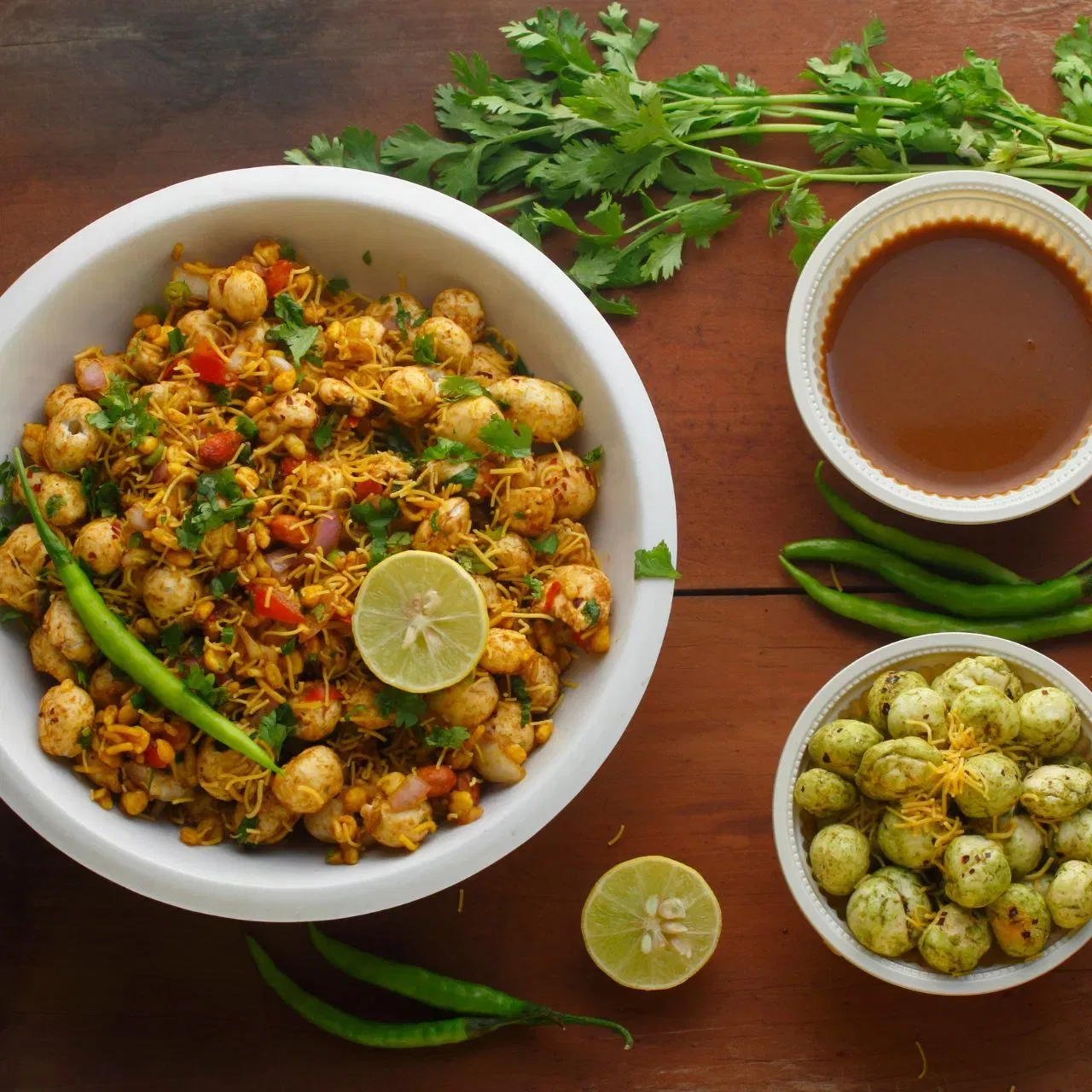 ਮਸਾਲਾ ਮਖਾਨਾ: ਘੱਟ ਤੇਲ ਵਾਲੇ ਸੁਆਦੀ ਅਤੇ ਹੈਲਦੀ ਸਨੈਕ ਲਈ, ਤੁਹਾਨੂੰ ਭੁੰਨੇ ਹੋਏ ਮਸਾਲਾ ਮਖਾਨਾ ਖਾਣਾ ਚਾਹੀਦਾ ਹੈ। ਇਸਨੂੰ ਬਣਾਉਣ ਲਈ, ਮਖਾਨੇ ਨੂੰ ਹਲਕੇ ਸੇਕ 'ਤੇ ਭੁੰਨੋ, ਲਗਾਤਾਰ ਹਿਲਾਉਂਦੇ ਰਹੋ, ਜਦੋਂ ਤੱਕ ਇਹ ਕਰੰਚੀ ਨਾ ਹੋ ਜਾਵੇ। ਇਸਨੂੰ ਇੱਕ ਪਲੇਟ ਵਿੱਚ ਪਾਓ। ਅੱਧਾ ਚਮਚ ਘਿਓ ਵਿੱਚ ਇੱਕ ਚੁਟਕੀ ਹਲਦੀ, ਓਨੀ ਹੀ ਮਿਰਚ ਅਤੇ ਸੁਆਦ ਅਨੁਸਾਰ ਨਮਕ ਪਾਓ। ਤੁਰੰਤ ਮਖਾਨਾ ਪਾਓ ਅਤੇ ਕੜਛੀ ਨਾਲ ਮਿਲਾਓ।