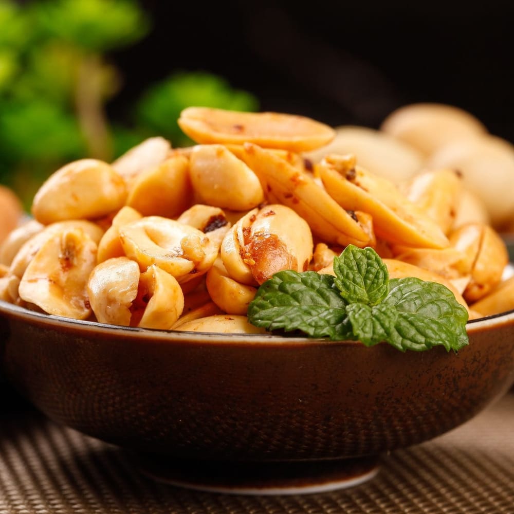 ਭੁੰਨੇ ਹੋਏ ਮਖਾਨੇ, ਮੂੰਗਫਲੀ: ਜੇਕਰ ਤੁਹਾਨੂੰ ਕਰੰਚੀ ਅਤੇ ਮਸਾਲੇਦਾਰ ਸਨੈਕਸ ਪਸੰਦ ਹਨ, ਤਾਂ ਸੁੱਕਾ ਭੁੰਨਿਆ ਹੋਇਆ ਮਖਾਨਾ। ਨਾਲ ਹੀ ਸੁੱਕਾ ਭੁੰਨਿਆ ਹੋਇਆ ਮੂੰਗਫਲੀ। ਹੁਣ, ਇੱਕ ਪੈਨ ਵਿੱਚ ਅੱਧਾ ਚਮਚ ਤੇਲ ਪਾਓ, ਇੱਕ ਚੁਟਕੀ ਹਲਦੀ, ਕਾਲੀ ਮਿਰਚ ਅਤੇ ਥੋੜ੍ਹਾ ਜਿਹਾ ਨਮਕ ਪਾਓ। ਦੋਵੇਂ ਭੁੰਨੇ ਹੋਏ ਪਦਾਰਥਾਂ ਨੂੰ ਮਸਾਲਿਆਂ ਵਿੱਚ ਪਾਓ, ਮਿਲਾਓ ਅਤੇ ਥੋੜ੍ਹਾ ਠੰਡਾ ਹੋਣ 'ਤੇ ਪੈਕ ਕਰੋ।