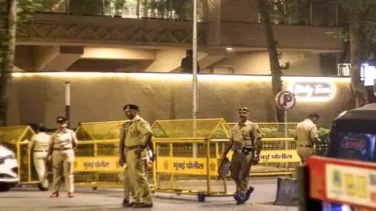 ਲਾਰੈਂਸ ਬਿਸ਼ਨੋਈ ਗੈਂਗ ਜਾਂ... ਰੋਹਿਤ ਸ਼ੈੱਟੀ ਦੇ ਘਰ ਤੇ ਫਾਇਰਿੰਗ ਵਿੱਚ ਚਾਰ ਗ੍ਰਿਫ਼ਤਾਰ, ਕੋਰਟ ਨੇ ਰਿਮਾਂਡ ਤੇ ਭੇਜਿਆ