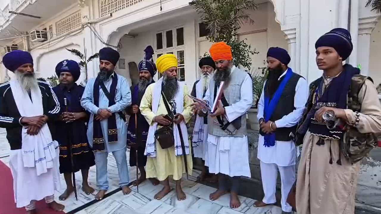 ਸਤਿਕਾਰ ਕਮੇਟੀ ਵੱਲੋਂ ਸ੍ਰੀ ਅਕਾਲ ਤਖ਼ਤ ਸਾਹਿਬ ਤੇ ਮੰਗ ਪੱਤਰ, ਪਾਵਨ ਸਰੂਪਾਂ ਦੀ ਛਪਾਈ ਚ 4700 ਗਲਤੀਆਂ ਦਾ ਦਾਅਵਾ ਸਤਿਕਾਰ ਕਮੇਟੀ ਵੱਲੋਂ ਸ੍ਰੀ ਅਕਾਲ ਤਖ਼ਤ ਸਾਹਿਬ ਤੇ ਮੰਗ ਪੱਤਰ, ਪਾਵਨ ਸਰੂਪਾਂ ਦੀ ਛਪਾਈ ਚ 4700 ਗਲਤੀਆਂ ਦਾ ਦਾਅਵਾ