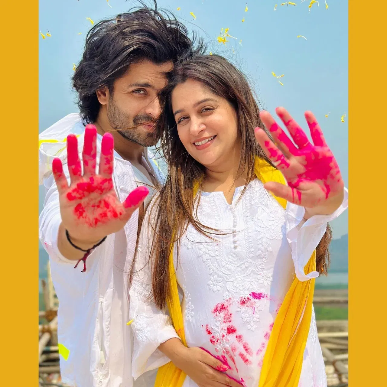 ਸ਼ੋਏਬ ਅਤੇ ਦੀਪਿਕਾ ਸਿੰਘ ਦਾ ਹੋਲੀ ਲੁੱਕ ਐਲੀਗੈਂਟ ਅਤੇ ਸਿੰਪਲ-ਸੋਬਰ ਹੈ। ਅਦਾਕਾਰਾ ਨੇ ਕਲਾਉਡ ਵ੍ਹਾਈਟ ਕਲਰ ਦਾ ਚਿਕਨਕਾਰੀ ਸੂਟ ਕੈਰੀ ਕੀਤਾ ਹੋਇਆ ਹੈ। ਸ਼ੋਏਬ ਨੇ ਵ੍ਹਾਈਟ ਹੂਡੀ ਵੀ ਪਾਈ ਹੋਈ ਹੈ। ਕਲਾਉਡ ਵ੍ਹਾਈਟ ਹੋਲੀ ਲਈ ਪਰਫੈਕਟ ਕਲਰ ਹੁੰਦਾ ਹੈ, ਕਿਉਂਕਿ ਇਸ 'ਤੇ ਹਰੇ ਰੰਗ ਖਿੜਕੇ ਸਾਹਮਣੇ ਆਉਂਦਾ ਹੈ।