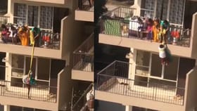 Video: ਔਰਤ ਦੀ ਹੇਠਲੀ ਮੰਜ਼ਿਲ ਤੋਂ ਸਾੜੀ ਚੁੱਕਣ ਲਈ ਦਾਅ 'ਤੇ ਲਗਾਈ ਬੱਚੇ ਦੀ ਜਾਨ