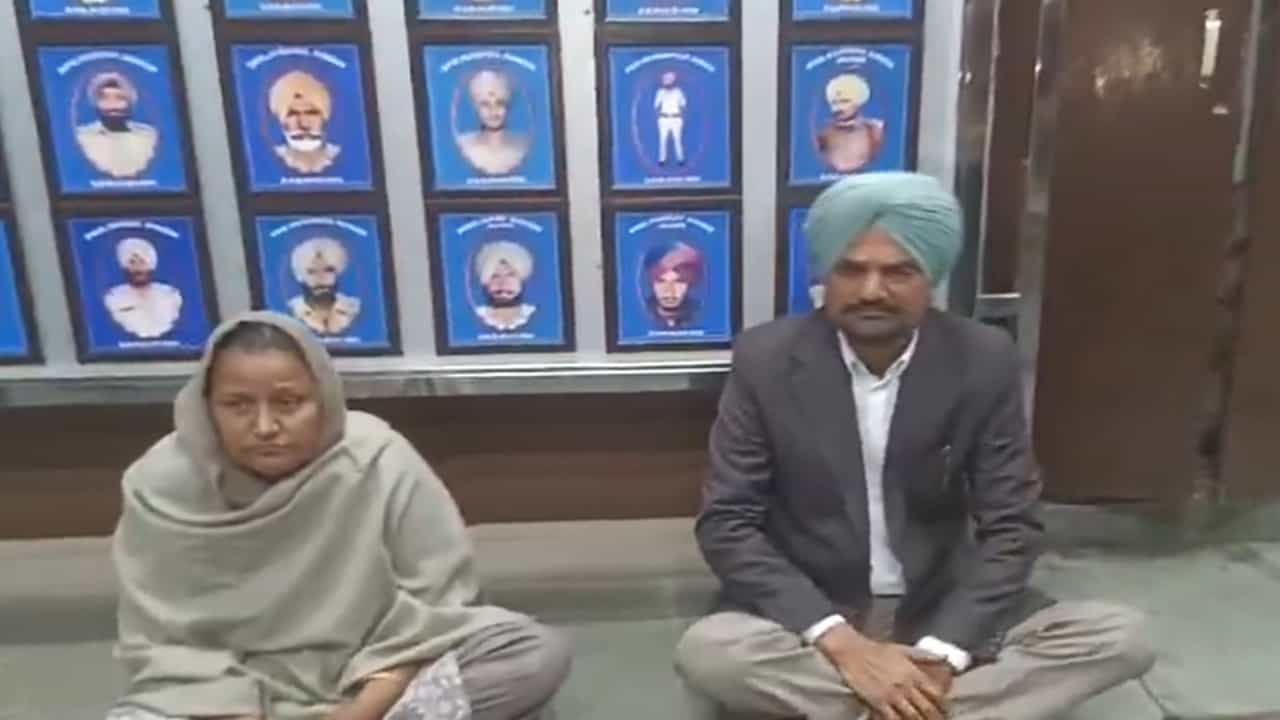 ਮਾਨਸਾ SP ਆਫ਼ਿਸ ਬਾਹਰ ਸਿੱਧੂ ਮੂਸੇਵਾਲਾ ਦੇ ਮਾਤਾ-ਪਿਤਾ ਦਾ ਧਰਨਾ, ਬੰਟੀ ਬੈਂਸ ਤੇ ਮਾਮਲਾ ਦਰਜ ਕਰਨ ਦੀ ਮੰਗ