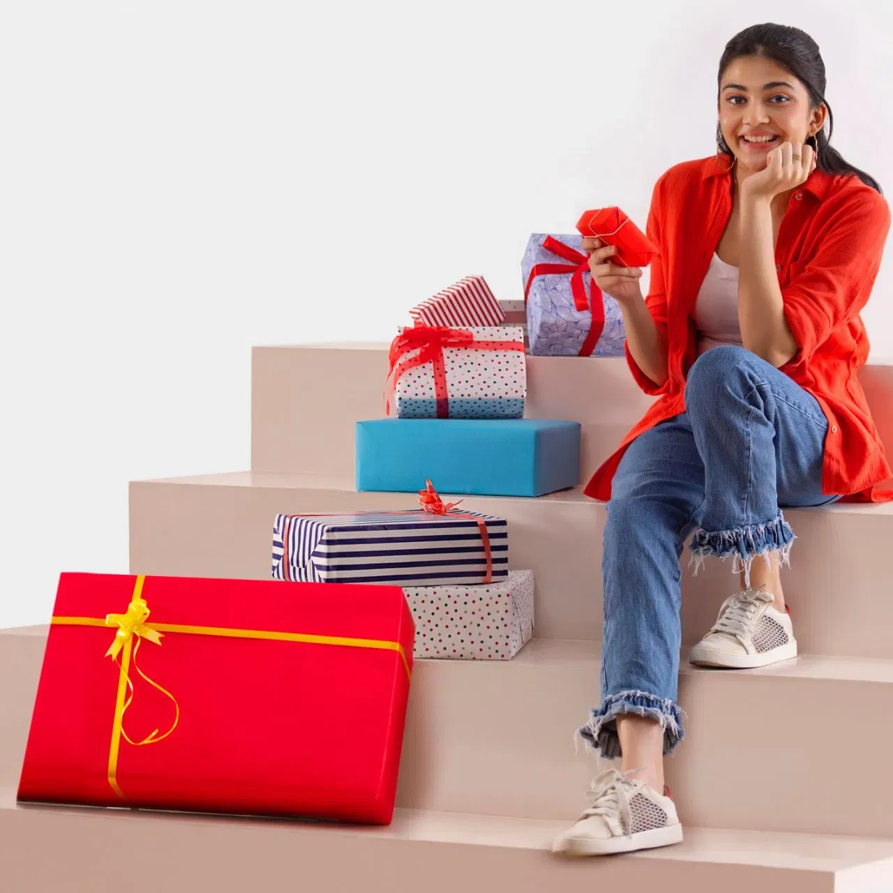 ਸਮਾਰਟ ਗਿਫਟਿੰਗ ਅਪਣਾਓ: ਤਿਉਹਾਰਾਂ ਦੌਰਾਨ ਅਕਸਰ ਤੋਹਫ਼ੇ ਦਿੱਤੇ ਜਾਂਦੇ ਹਨ। ਇਹ ਕਾਫ਼ੀ ਮਹਿੰਗਾ ਹੋ ਸਕਦਾ ਹੈ। ਸਮਾਰਟ ਤੋਹਫ਼ੇ ਦੀਆਂ ਰਣਨੀਤੀਆਂ 'ਤੇ ਵਿਚਾਰ ਕਰੋ। ਉਦਾਹਰਣ ਵਜੋਂ, ਤੁਸੀਂ ਕੁਝ ਸੁੰਦਰ ਹੱਥ ਨਾਲ ਬਣੀਆਂ ਸ਼ਿਲਪਾਂ ਬਣਾ ਸਕਦੇ ਹੋ ਅਤੇ ਉਨ੍ਹਾਂ ਨੂੰ ਕਿਸੇ ਨੂੰ ਤੋਹਫ਼ੇ ਵਜੋਂ ਦੇ ਸਕਦੇ ਹੋ। ਇਸਦੀ ਕੀਮਤ ਘੱਟ ਹੈ। ਤੁਹਾਡੇ ਅਜ਼ੀਜ਼ ਉਨ੍ਹਾਂ ਦੀ ਕਦਰ ਕਰਨਗੇ ਕਿਉਂਕਿ ਉਹ ਤੁਹਾਡੀ ਮਿਹਨਤ ਅਤੇ ਪਿਆਰ ਨੂੰ ਦਰਸਾਉਂਦੇ ਹਨ। ਪਰਿਵਾਰਕ ਮੈਂਬਰਾਂ ਲਈ, ਅਜਿਹੇ ਤੋਹਫ਼ੇ ਚੁਣੋ ਜੋ ਉਨ੍ਹਾਂ ਲਈ ਲਾਭਦਾਇਕ ਹੋਣ। ਇਹ ਬਾਅਦ ਵਿੱਚ ਤੁਹਾਡੇ ਪੈਸੇ ਦੀ ਬਚਤ ਕਰਦਾ ਹੈ।