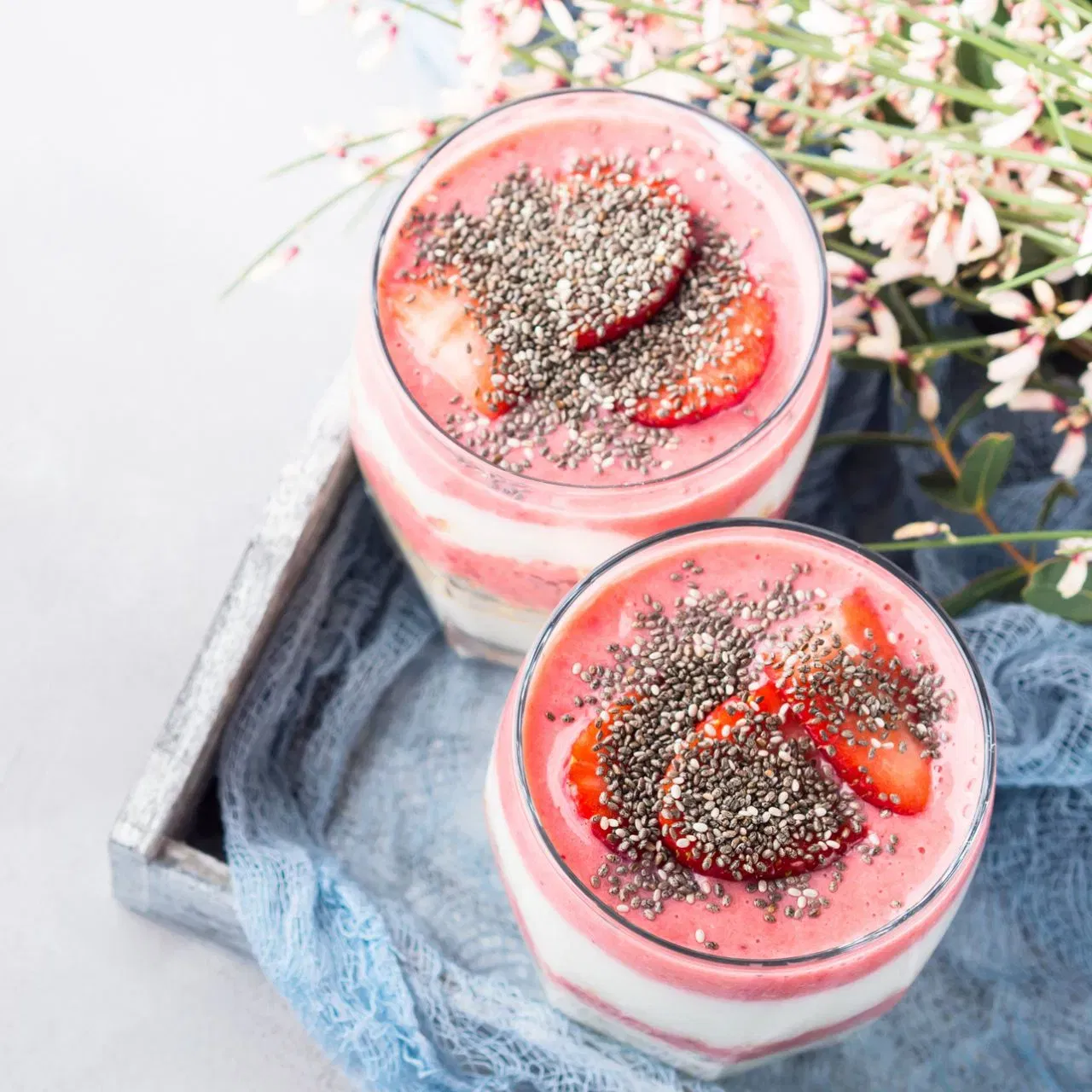 ਫਾਈਬਰ ਨਾਲ ਭਰਪੂਰ ਇਹ ਚੀਆ (ਚੀਆ ਸੀਡਸ ਫਾਈਬਰ ਦਾ ਸੋਰਸ ਹਨ) ਸਮੂਦੀ ਸੁਆਦ ਵਿੱਚ ਮਿੱਠੀ ਅਤੇ ਥੋੜ੍ਹਾ ਖੱਟੀ ਹੁੰਦੀ ਹੈ, ਪਰ ਇਸ ਵਿੱਚ ਕਿਸੇ ਵੀ ਵਾਧੂ ਖੰਡ ਦੀ ਲੋੜ ਨਹੀਂ ਹੁੰਦੀ ਹੈ। ਤੁਸੀਂ ਕੁਦਰਤੀ ਮਿਠਾਸ ਲਈ ਬੇਰੀਜ ਐਡ ਕਰ ਸਕਦੇ ਹੋ। ਚੀਆ ਸੀਡਸ ਇਸਨੂੰ ਇੱਕ ਕਰੀਮੀ ਟੈਕਸਚਰ ਦਿੰਦੇ ਹਨ, ਅਤੇ ਥੋੜ੍ਹਾ ਜਿਹਾ ਦਹੀਂ ਇਸਨੂੰ ਹੋਰ ਵੀ ਸੁਆਦੀ ਅਤੇ ਪ੍ਰੋਟੀਨ ਨਾਲ ਭਰਪੂਰ ਬਣਾਉਂਦਾ ਹੈ। ਇਹ ਸਮੂਦੀ ਤੁਹਾਡਾ ਲੰਬੇ ਸਮੇਂ ਲਈ ਪੇਟ ਵੀ ਭਰੀ ਰੱਖਦੀ ਹੈ।