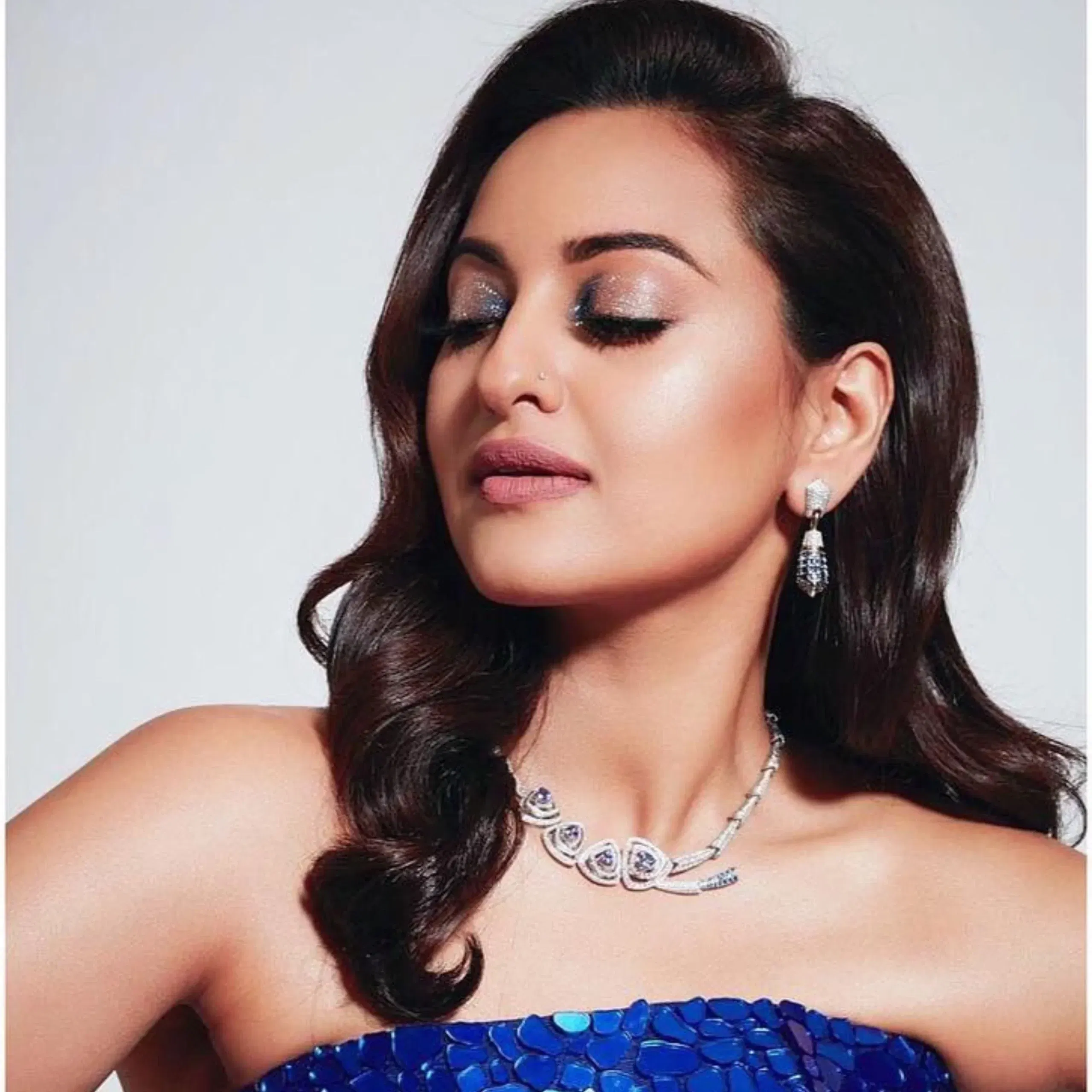 ਡੇਟ ਨਾਈਟ 'ਤੇ ਮੇਨ ਕੈਰੇਕਟਰ ਐਨਰਜੀ ਬਣਨ ਲਈ ਤੁਸੀਂਸੋਨਾਕਸ਼ੀ ਸਿਨਹਾ ਦੇ ਇਸ ਮੇਕਅਪ ਲੁੱਕ ਨੂੰ ਟ੍ਰਾਈ ਕਰ ਸਕਦੇ ਹੋ। ਐਕਟ੍ਰੈਸ ਨੇ ਪਿੰਕ ਸ਼ੇਡ ਦੀ ਮੈਟ ਲਿਪਸਟਿਕ ਲਗਾਈ ਹੈ ਅਤੇ ਗਲੋਈ, ਸ਼ਿਮਰੀ ਮੇਕਅਪ ਕੀਤਾ ਹੈ। ਮੈਟ ਅਤੇ ਗਲੋਸੀ ਦਾ ਕੌਂਬੀਨੇਸ਼ਨ ਨੂੰ ਲੁੱਕ ਨੂੰ ਬੈਲੇਂਸ ਕਰ ਰਿਹਾ ਹੈ। ਇਸਦੇ ਲਈ ਐਕਟ੍ਰੈਸ ਨੇ ਸ਼ਿਮਰੀ ਆਈ ਦਾ ਮੇਕਅਪ ਕੀਤਾ ਹੈ ਅਤੇ ਗੋਲਡਨ ਹਾਈਲਾਈਟਰ ਨਾਲ ਚਿਹਰੇ ਨੂੰ ਚਮਕਾਇਆ ਹੈ । ( Credit: aslisona/Instagram)