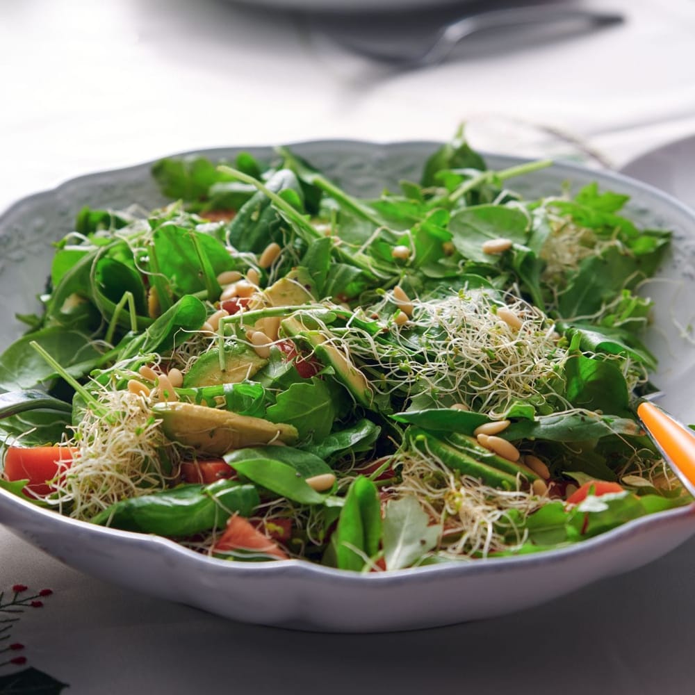 ਸਪਰਾਉਟ ਸਲਾਦ: ਤੁਸੀਂ ਇੱਕ ਸਪਰਾਉਟ ਸਲਾਦ ਬਣਾ ਸਕਦੇ ਹੋ। ਇਸ ਦੇ ਲਈ, ਮੂੰਗ ਅਤੇ ਛੋਲਿਆਂ ਦੇ ਸਪਰਾਉਟ ਤਿਆਰ ਕਰੋ। ਇੱਕ ਟਮਾਟਰ ਅਤੇ ਥੋੜ੍ਹਾ ਜਿਹਾ ਧਨੀਆ ਪਾਓ ਅਤੇ ਮਿਕਸ ਕਰੋ। ਤੁਸੀਂ ਕੱਟਿਆ ਹੋਇਆ ਖੀਰਾ ਜਾਂ ਮੂਲੀ ਵੀ ਪਾ ਸਕਦੇ ਹੋ। ਨਿੰਬੂ, ਨਮਕ ਤੇ ਕਾਲੀ ਮਿਰਚ ਪਾਊਡਰ ਨਾਲ ਸੀਜ਼ਨ ਕਰੋ ਅਤੇ ਇਸ ਨੂੰ ਪੈਕ ਕਰੋ।