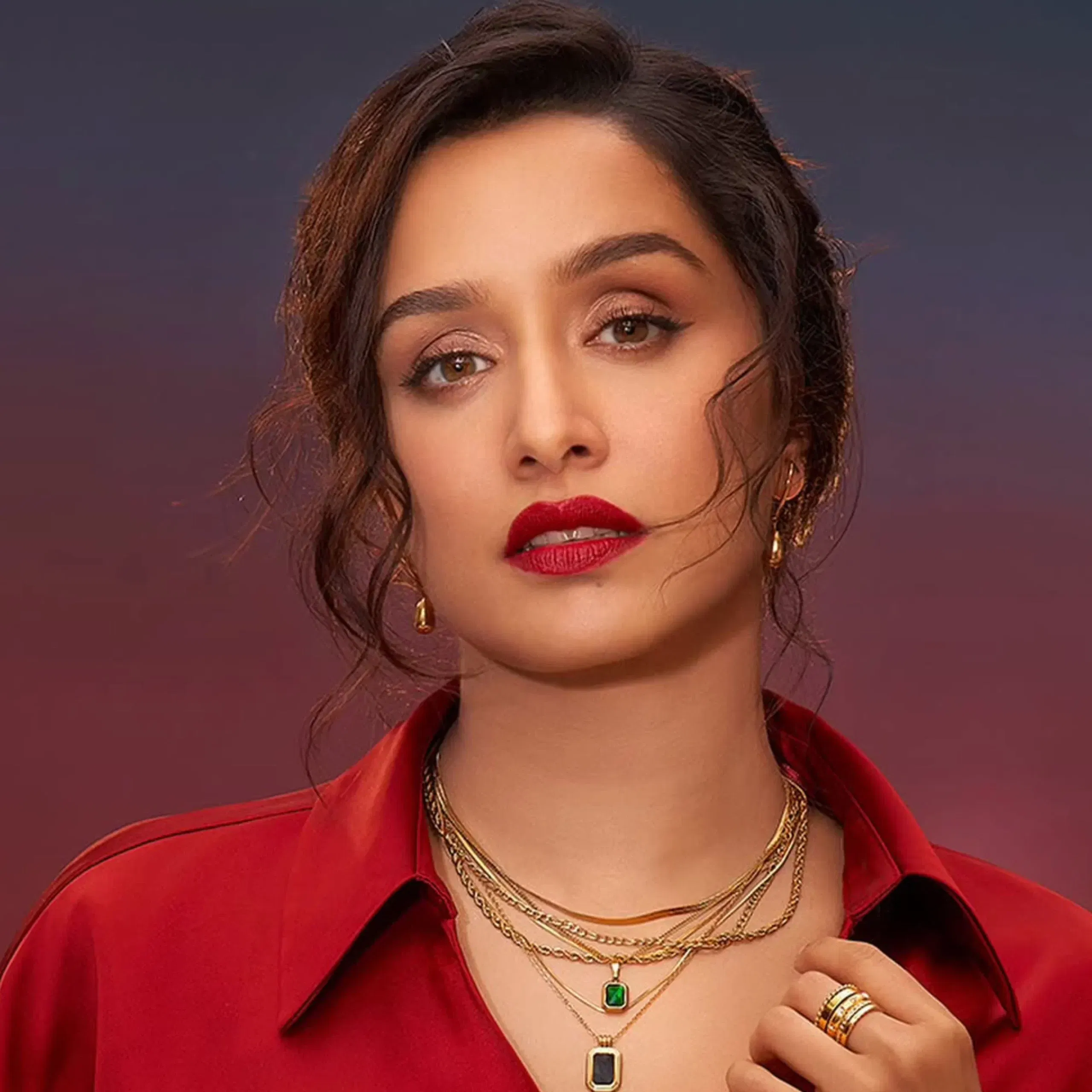 ਜੇਕਰ ਤੁਸੀਂ ਗਲੈਮਰਸ ਲੁੱਕ ਚਾਹੁੰਦੇ ਹੋ ਤਾਂ ਤੁਸੀਂ ਬੋਲਡ ਰੈੱਡ ਲਿਪਸ ਟ੍ਰਾਈ ਸਕਦੇ ਹੋ। ਸ਼ਰਧਾ ਨੇ ਆਪਣੇ ਰੈੱਡ ਡਰੈ੍ਰਸ ਦੇ ਨਾਲ ਰੈੱਡ ਲਿਪਸ ਕੀਤੇ ਹਨ। ਨਾਲ ਹੀ ਬਲਸ਼ ਲਈ ਪੀਚ ਕਲਰ ਚੁਣਿਆ ਹੈ ਅਤੇ ਆਈਸ਼ੈਡੋ 'ਚ ਬ੍ਰਾਉਨ ਸਮੋਕੀ ਆਈ ਕੀਤੀ ਹੈ। ਉਨ੍ਹਾਂ ਨੇ ਕਾਫੀ ਥਿਨ ਆਈਲਾਈਨਰ ਅਪਲਾਈ ਕੀਤਾ ਹੈ। ਇਹ ਲੁੱਕ ਡੇਟ ਨਾਈਟ ਲਈ ਵਧੀਆ ਆਪਸ਼ਨ ਹੈ। (Credit: shraddha/Instagram)