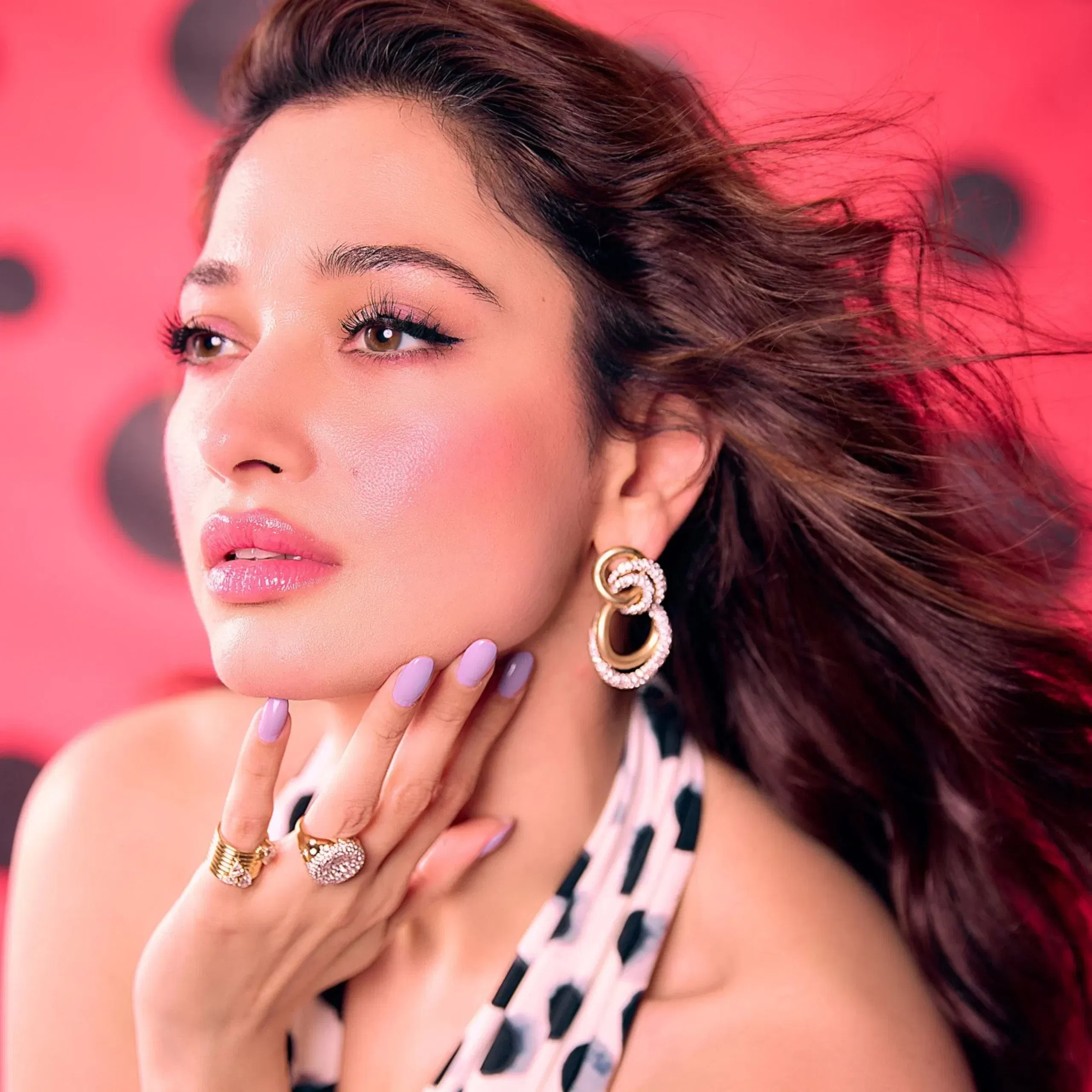 ਜੇਕਰ ਤੁਸੀਂ ਹਮੇਸ਼ਾ ਚਮਕਦੇ ਰਹਿਣਾ ਪਸੰਦ ਕਰਦੇ ਹੋ, ਤਾਂ ਤੁਸੀਂ ਤਮੰਨਾ ਭਾਟੀਆ ਵਰਗਾ ਗਲੈਮ ਲੁੱਕ ਕ੍ਰਿਏਟ ਕਰ ਸਕਦੇ ਹੋ। ਅਦਾਕਾਰਾ ਨੇ ਪਿੰਕ ਬਲੱਸ਼, ਮੈਚਿੰਗ ਲਿਪਸਟਿਕ ਸ਼ੇਡ, ਅਤੇ ਲਾਈਨਰ ਦੇ ਨਾਲ ਪਿੰਕ ਆਈਸ਼ੈਡੋ ਅਪਲਾਈ ਕੀਤਾ ਹੈ। ਇਸਦੇ ਉੱਤੇ ਖੂਬ ਸਾਰਾ ਹਾਈਲਾਈਟ ਹੈ, ਜਿਸਨੇ ਤਮੰਨਾ ਦਾ ਚਿਹਰਾ ਚਮਕਾ ਦਿੱਤਾ ਹੈ। ਇਹ ਮੇਕਅਪ ਲੁੱਕ ਡੇਟ ਨਾਈਟ ਲਈ ਪਰਫੈਕਟ ਹੈ। (Credit: tamannahbhatiaspeaks/Instagram)