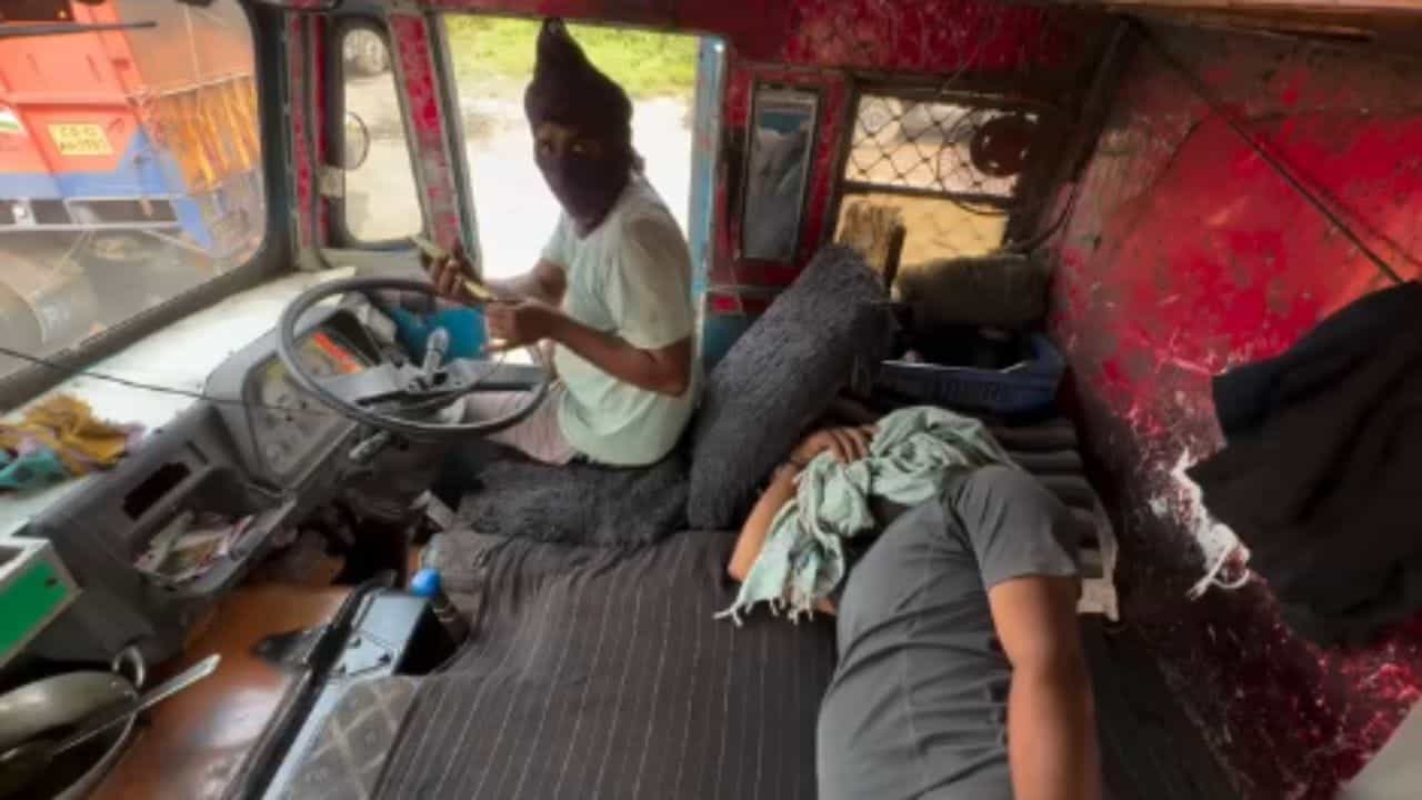 Viral Video: ਟਰੱਕ ਡਰਾਈਵਰ ਸੁੱਤਾ ਰਹਿ ਗਿਆ, ਦਿਨ-ਦਿਹਾੜੇ ਚੋਰ ਲੈ ਗਿਆ ਮੋਬਾਈਲ ਅਤੇ ਪੈਸੇ, ਘਟਨਾ CCTV ਵਿੱਚ ਕੈਦ