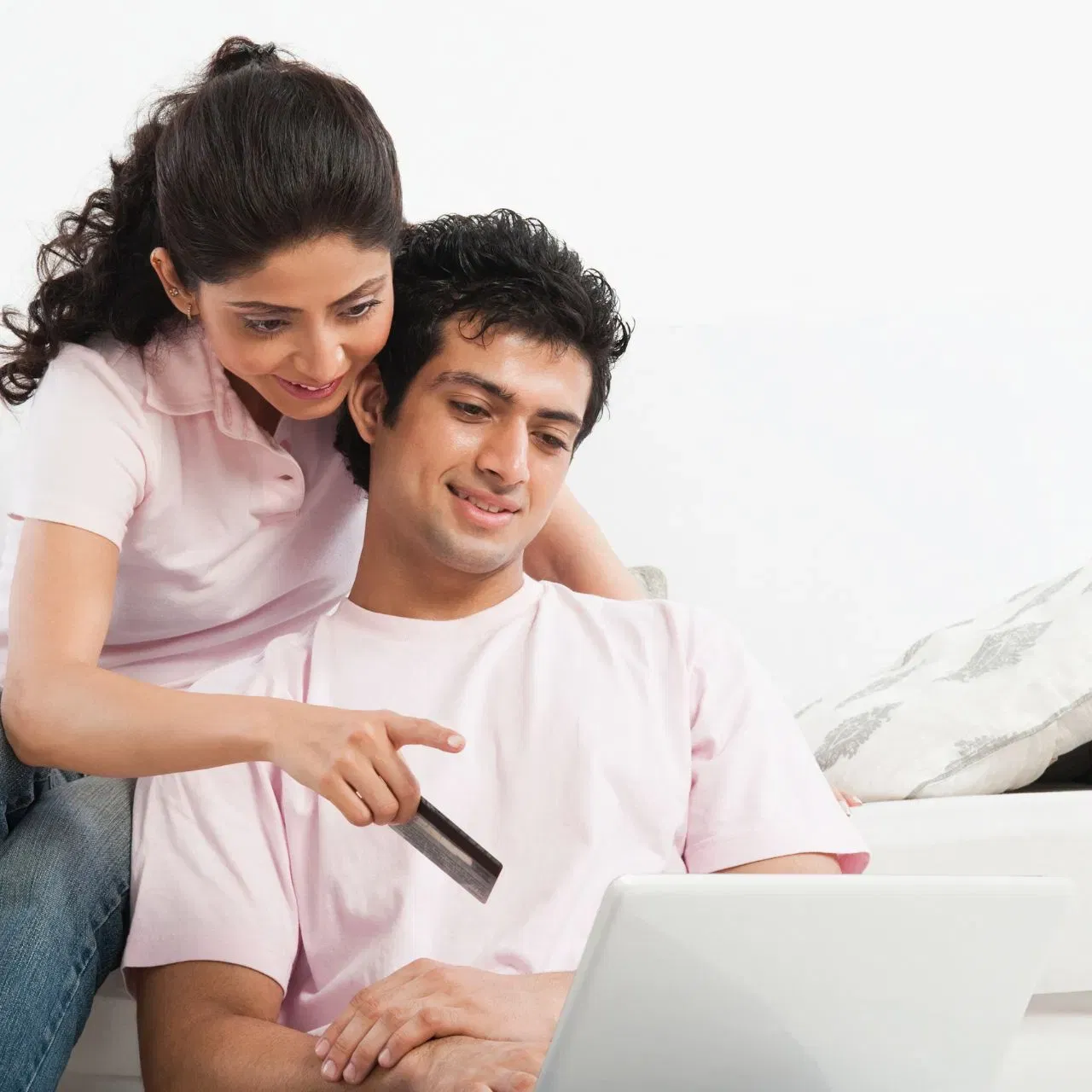 ਪੇਸ਼ਕਸ਼ਾਂ 'ਤੇ ਧਿਆਨ ਕੇਂਦਰਿਤ ਕਰੋ: ਤਿਉਹਾਰਾਂ ਦੇ ਸੀਜ਼ਨ ਦੀਆਂ ਪੇਸ਼ਕਸ਼ਾਂ ਬਹੁਤ ਜ਼ਿਆਦਾ ਹੁੰਦੀਆਂ ਹਨ। ਤੁਸੀਂ ਔਨਲਾਈਨ ਅਤੇ ਔਫਲਾਈਨ ਪੇਸ਼ਕਸ਼ਾਂ ਅਤੇ ਵਿਕਰੀ ਦੀ ਤੁਲਨਾ ਕਰ ਸਕਦੇ ਹੋ। ਜਿੱਥੇ ਵੀ ਤੁਹਾਨੂੰ ਸਭ ਤੋਂ ਸਸਤਾ ਮਿਲਦਾ ਹੈ ਉੱਥੇ ਖਰੀਦੋ। ਜੇਕਰ ਤੁਹਾਡੇ ਕੋਲ ਕਾਰਡ ਜਾਂ ਖਰੀਦਦਾਰੀ ਇਨਾਮ ਹਨ, ਤਾਂ ਇਹ ਉਹਨਾਂ ਦੀ ਵਰਤੋਂ ਕਰਨ ਦਾ ਸਹੀ ਸਮਾਂ ਹੈ ਜਦੋਂ ਤੁਹਾਨੂੰ ਬਹੁਤ ਜ਼ਿਆਦਾ ਖਰੀਦਦਾਰੀ ਕਰਨ ਦੀ ਜ਼ਰੂਰਤ ਹੁੰਦੀ ਹੈ।