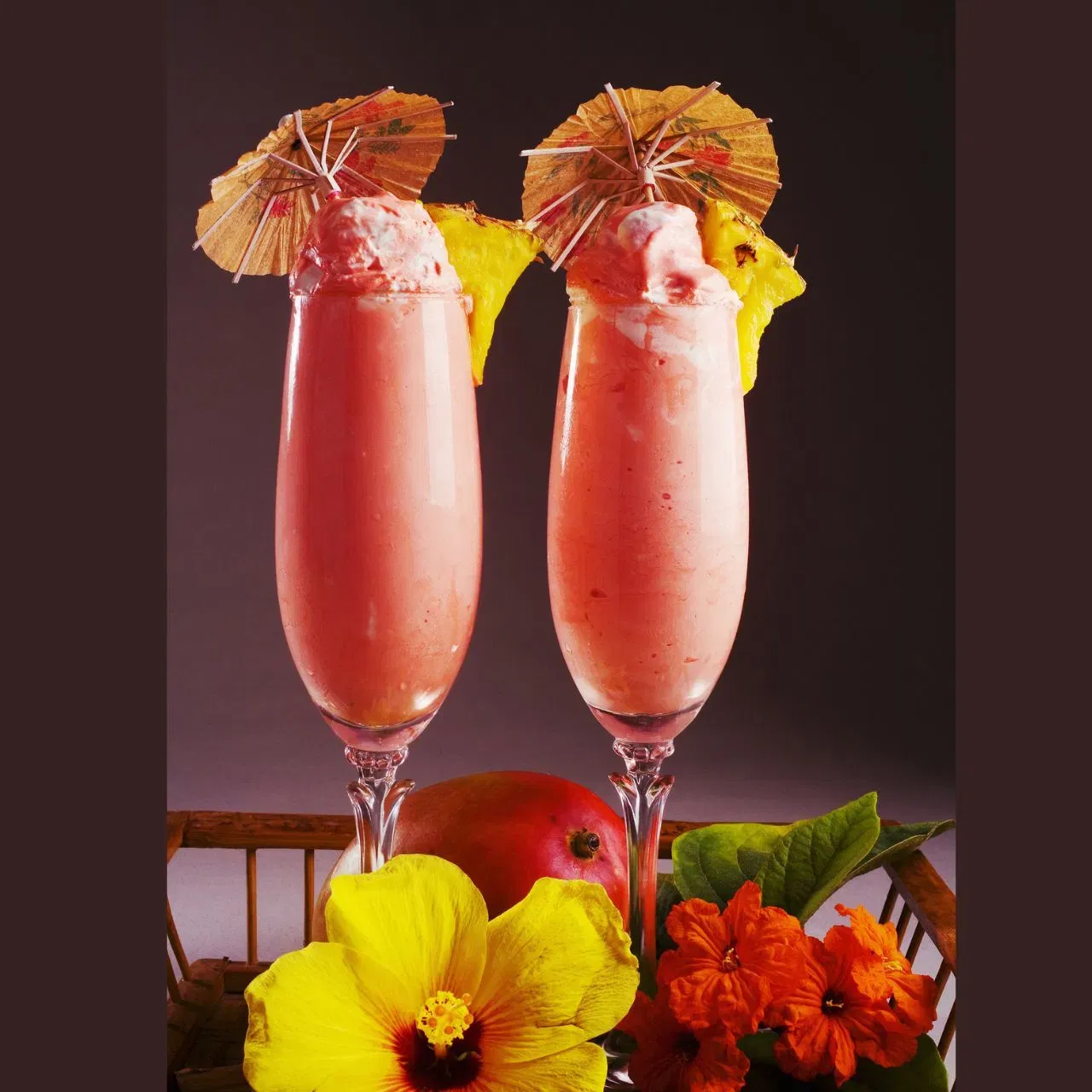 ਟ੍ਰੌਪੀਕਲ ਕਰੀਮੀ ਮੌਕਟੇਲ: ਜੇਕਰ ਤੁਸੀਂ ਆਪਣੀ ਹੋਲੀ ਪਾਰਟੀ ਵਿੱਚ ਠੰਡਾਈ ਤੋਂ ਹੱਟ ਕੇ ਕੁਝ ਕਰੀਮੀ ਡਰਿੰਕ ਲੱਭ ਰਹੇ ਹੋ, ਤਾਂ ਟ੍ਰੌਪੀਕਲ ਕਰੀਮੀ ਮੌਕਟੇਲ ਜਰੂਰ ਟ੍ਰਾਈ ਕਰੋ । ਨਾਰੀਅਲ ਦਾ ਦੁੱਧ, ਅਨਾਨਾਸ ਦਾ ਜੂਸ ਅਤੇ ਅੰਬ ਵਰਗੇ ਫਲਾਂ ਨੂੰ ਮਿਲਾਓ। ਇਹ ਬੀਚ ਲੋਕੇਸ਼ਨ ਤੋਂ ਇੰਸਪਾਇਰ ਹੁੰਦੇ ਹਨ, ਜੋ ਤਾਜ਼ਗੀ ਦੇ ਨਾਲ-ਨਾਲ ਇੱਕ ਵਾਈਬ੍ਰੇਂਟ ਟੇਸਟ ਵੀ ਦਿੰਦੇ ਹਨ।