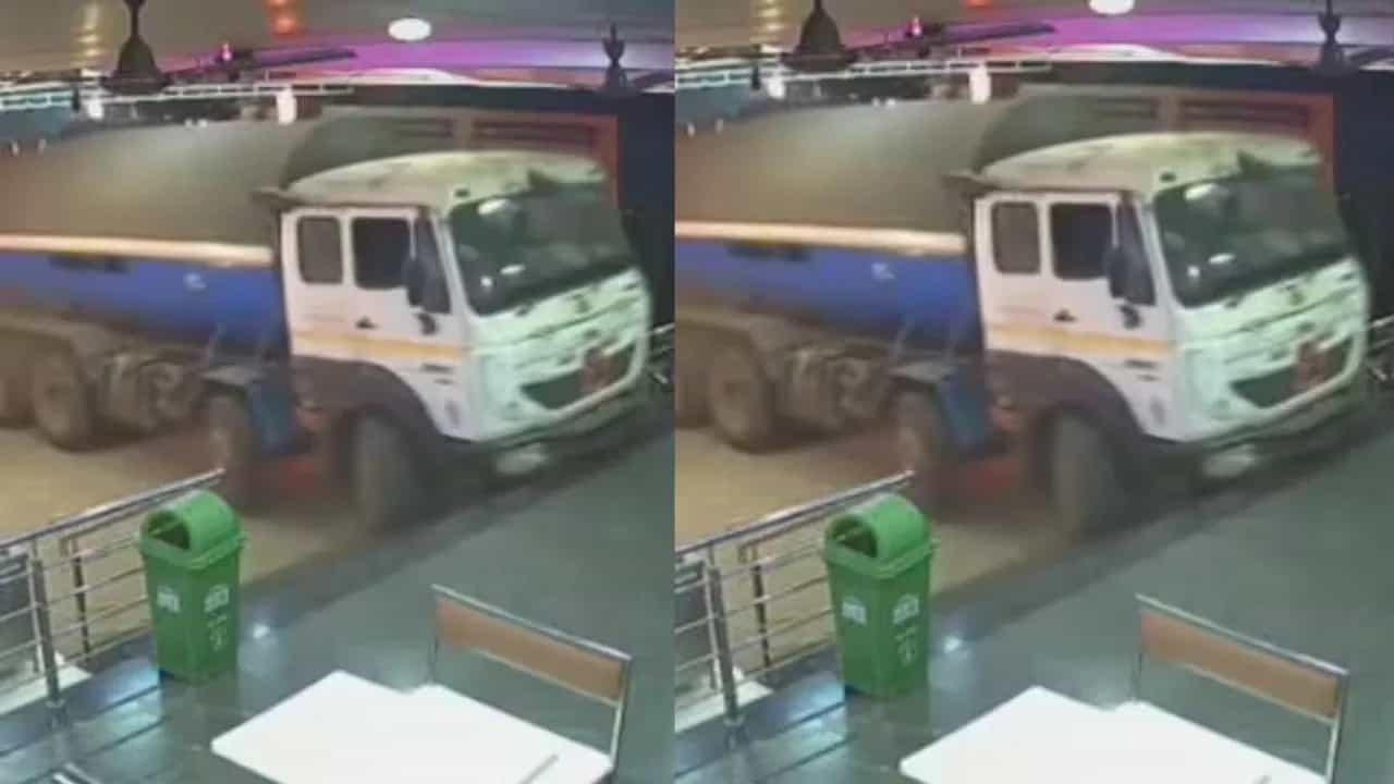 Viral Video: ਅਚਾਨਕ ਢਾਬੇ ਵਿੱਚ ਵੜ੍ਹਿਆ ਬੇਕਾਬੂ ਟਰੱਕ, ਕੈਮਰੇ ਵਿੱਚ ਕੈਦ ਹੋਇਆ ਖਤਰਨਾਕ ਸੀਨ Viral Video: ਅਚਾਨਕ ਢਾਬੇ ਵਿੱਚ ਵੜ੍ਹਿਆ ਬੇਕਾਬੂ ਟਰੱਕ, ਕੈਮਰੇ ਵਿੱਚ ਕੈਦ ਹੋਇਆ ਖਤਰਨਾਕ ਸੀਨ