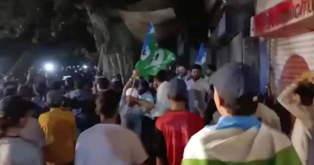 ਪਾਕਿਸਤਾਨ ਵਿੱਚ ਇਮਰਾਨ ਖਾਨ ਦੇ ਸਮਰਥਕਾਂ ਨੇ ਮਚਾਇਆ ਹੰਗਾਮਾ, ਡਰ ਕੇ ਇਸਲਾਮਾਬਾਦ ਭੱਜੇ ਰਾਸ਼ਟਰਪਤੀ ਜ਼ਰਦਾਰੀ ਪਾਕਿਸਤਾਨ ਵਿੱਚ ਇਮਰਾਨ ਖਾਨ ਦੇ ਸਮਰਥਕਾਂ ਨੇ ਮਚਾਇਆ ਹੰਗਾਮਾ, ਡਰ ਕੇ ਇਸਲਾਮਾਬਾਦ ਭੱਜੇ ਰਾਸ਼ਟਰਪਤੀ ਜ਼ਰਦਾਰੀ