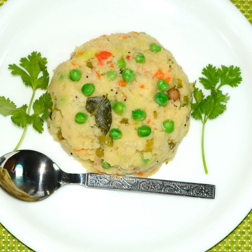 ਸਿਹਤਮੰਦ ਉਪਮਾ ਸਭ ਤੋਂ ਵਧੀਆ ਹੈ: ਆਪਣੇ ਟਿਫਿਨ ਵਿੱਚ ਪੈਕ ਕਰਨ ਲਈ ਇੱਕ ਤੇਜ਼ ਅਤੇ ਸਿਹਤਮੰਦ ਸਨੈਕ ਲਈ, ਤੁਸੀਂ ਸੂਜੀ ਉਪਮਾ ਬਣਾ ਸਕਦੇ ਹੋ। ਹਰੇ ਮਟਰ ਜਾਂ ਭੁੰਨੇ ਹੋਏ ਮੂੰਗਫਲੀ ਪਾਓ। ਤੁਸੀਂ ਕੁਝ ਕੱਟੀਆਂ ਹੋਈਆਂ ਸਬਜ਼ੀਆਂ ਵੀ ਪਾ ਸਕਦੇ ਹੋ, ਜਿਸ ਨਾਲ ਇਹ ਹੋਰ ਵੀ ਸੁਆਦੀ ਅਤੇ ਪੌਸ਼ਟਿਕ ਬਣ ਜਾਂਦਾ ਹੈ।