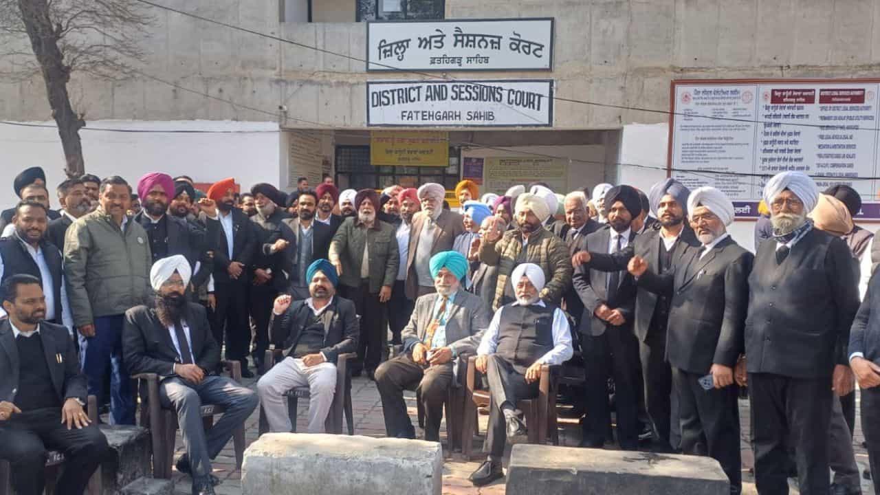 ਪੰਜਾਬ ਚ ਵਕੀਲਾਂ ਦੀ ਤਿੰਨ ਦਿਨਾਂ ਹੜਤਾਲ ਸ਼ੁਰੂ: ਫਤਿਹਗੜ੍ਹ ਸਾਹਿਬ ਚ ਅਦਾਲਤੀ ਕੰਮਕਾਜ ਪੂਰੀ ਤਰ੍ਹਾਂ ਠੱਪ, ਜਾਣੋ ਕੀ ਹਨ ਮੁੱਖ ਮੰਗਾਂ
