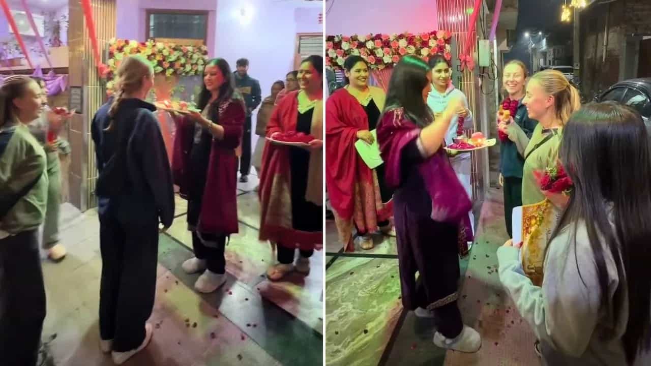Viral Video: ਦੇਸੀ ਵਿਆਹ ਵਿੱਚ ਪਹੁੰਚੀਆਂ ਵਿਦੇਸ਼ੀ ਸਹੇਲੀਆਂ, ਭਾਰਤ ਦੀ ਪਰਾਹੁਣਚਾਰੀ ਦੇਖ ਕੇ ਅੱਖਾਂ ਵਿੱਚ ਆ ਗਏ ਹੰਝੂ! Viral Video: ਦੇਸੀ ਵਿਆਹ ਵਿੱਚ ਪਹੁੰਚੀਆਂ ਵਿਦੇਸ਼ੀ ਸਹੇਲੀਆਂ, ਭਾਰਤ ਦੀ ਪਰਾਹੁਣਚਾਰੀ ਦੇਖ ਕੇ ਅੱਖਾਂ ਵਿੱਚ ਆ ਗਏ ਹੰਝੂ!