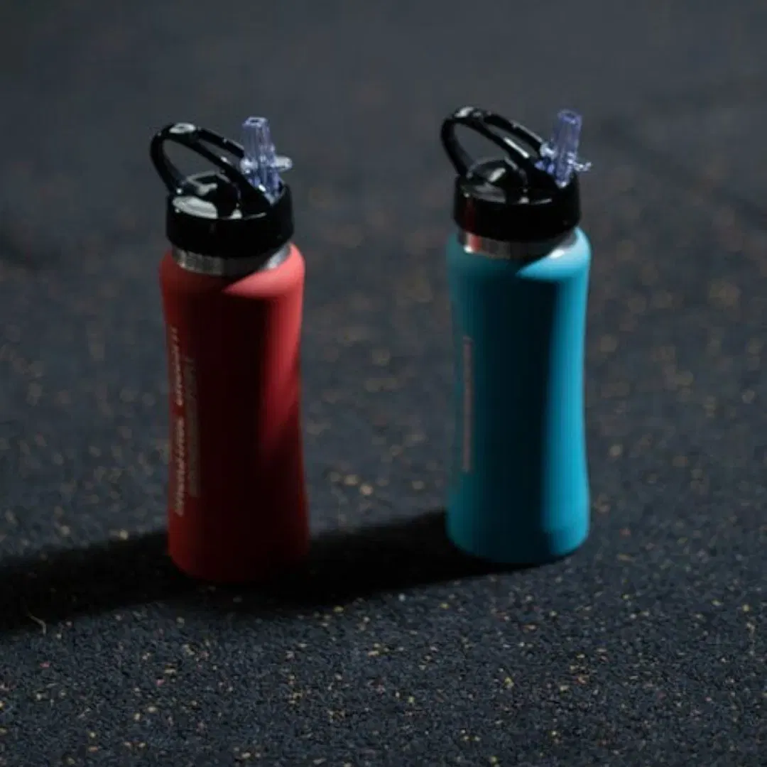 ਜੇਕਰ ਤੁਹਾਡੇ ਪਾਰਟਨਰ ਫਿਟਨੈਸ ਫ੍ਰੀਕ ਹਨ ਤਾਂ ਉਨ੍ਹਾਂ ਨੂੰ ਫਿਟਨੈਸ ਨਾਲ ਸਬੰਧਤ ਕੁਝ ਗਿਫਟ ਕਰਨਾ ਇੱਕ ਵਧੀਆ ਆਈਡੀ ਹੋਵੇਗਾ। ਤੁਸੀਂ ਆਪਣੇ ਸਾਥੀ ਨੂੰ ਪ੍ਰੋਟੀਨ ਸ਼ੇਕ ਦੀ ਬੋਤਲ, ਹਾਈਡ੍ਰੇਸ਼ਨ ਬੋਤਲ, ਸਮਾਰਟ ਫਿਟਨੈਸ ਵਾਚ, ਜੰਪਿੰਗ ਰੌਪ, ਡ੍ਰਾਈ ਫਰੂਟਸ, ਨਟਸ ਅਤੇ ਸੀਡਸ ਦੀ ਬਾਸਕੇਟ ਗਿਫਟ ਵਜੋਂ ਦੇ ਸਕਦੇ ਹੋ।