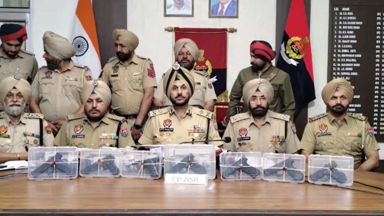 ਅੰਮ੍ਰਿਤਸਰ ਪੁਲਿਸ ਨੂੰ ਵੱਡੀ ਕਾਮਯਾਬੀ, ਸਰਹੱਦ ਪਾਰੋਂ ਆ ਰਹੇ ਹਥਿਆਰਾਂ ਨਾਲ ਜੁੜੇ 6 ਮੁਲਜਮ ਕਾਬੂ