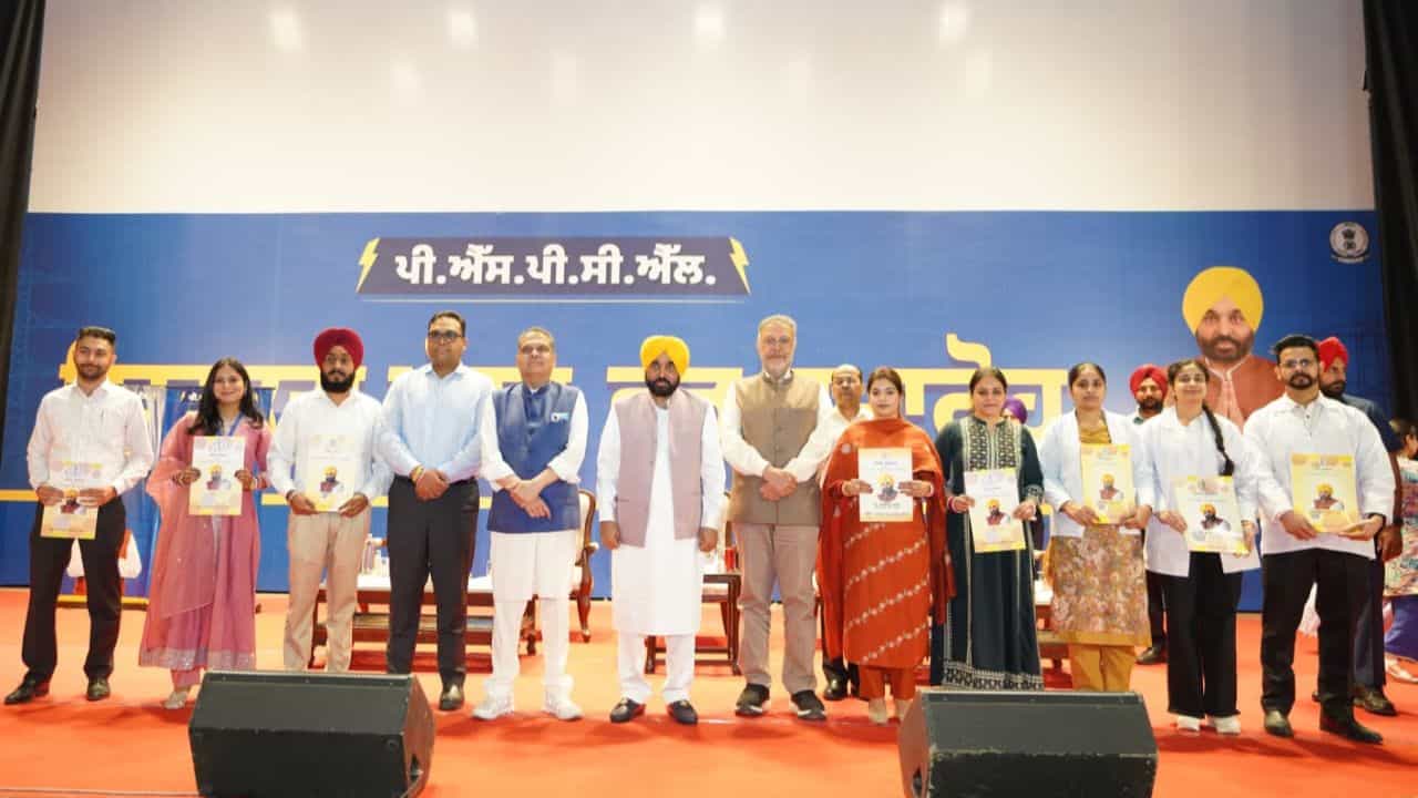 CM ਭਗਵੰਤ ਮਾਨ ਨੇ 818 ਨੌਜਵਾਨਾਂ ਨੂੰ ਵੰਡੇ ਨਿਯੁਕਤੀ ਪੱਤਰ! ਹੁਣ ਤੱਕ ਦਿੱਤੀ 65,264 ਉਮੀਦਵਾਰਾਂ ਨੂੰ ਮਿਲੀਆਂ ਨੌਕਰੀਆਂ