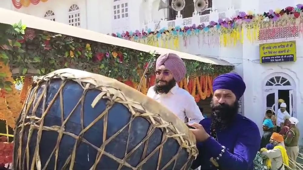 ਹਰ ਸਾਲ ਵਾਂਗ ਘੋੜ ਦੌੜ ਚਰਨ ਗੰਗਾ ਸਟੇਡੀਅਮ ਵਿੱਚ ਆਯੋਜਿਤ ਕੀਤੀ ਗਈ। ਜਿੱਥੇ ਸ਼ਰਧਾਲੂਆਂ ਦੀ ਵੱਡੀ ਭੀੜ ਮੌਜੂਦ ਸੀ। ਪ੍ਰਸ਼ਾਸਨ ਅਤੇ ਨਿਹੰਗ ਸਿੰਘ ਸਮੂਹਾਂ ਦੇ ਆਗੂਆਂ ਵੱਲੋਂ ਵਾਰ-ਵਾਰ ਅਪੀਲਾਂ ਕਰਨ ਦੇ ਬਾਵਜੂਦ, ਲੋਕ ਮੈਦਾਨ ਤੋਂ ਬਾਹਰ ਨਹੀਂ ਗਏ। ਜਿਸ ਕਾਰਨ ਘੋੜ ਦੌੜ ਦੇ ਆਯੋਜਨ ਵਿੱਚ ਕਾਫ਼ੀ ਮੁਸ਼ਕਲਾਂ ਆਈਆਂ।