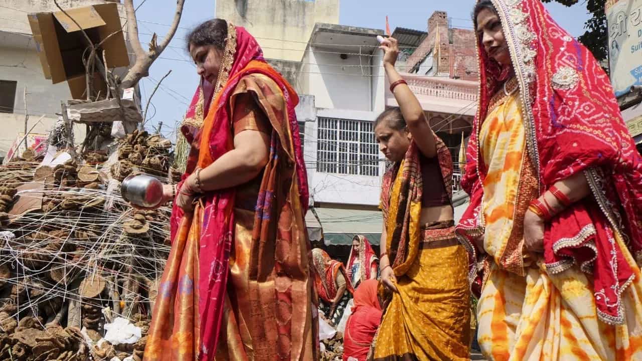 Holika Dahan: ਹੋਲਿਕਾ ਦੀ ਅਗਨੀ ਦੇ ਕਿੰਨੇ ਫੇਰੇ ਹੁੰਦੇ ਹਨ ਸ਼ੁਭ? ਜਾਣੋ ਸ਼ਾਸਤਰਾਂ ਵਿੱਚ ਕੀ ਹੈ ਸਹੀ ਸੰਖਿਆ