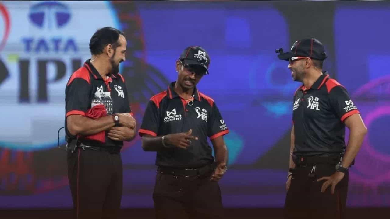 IPL 2026: ਸਿਰਫ਼ ਖਿਡਾਰੀ ਨਹੀਂ, ਅੰਪਾਇਰਾਂ ਨੂੰ ਵੀ ਮਿਲਦਾ ਹੈ ਬਹੁਤ ਸਾਰਾ ਪੈਸਾ, ਇਨ੍ਹੀਂ ਹੈ ਮੈਚ ਦੀ ਫੀਸ