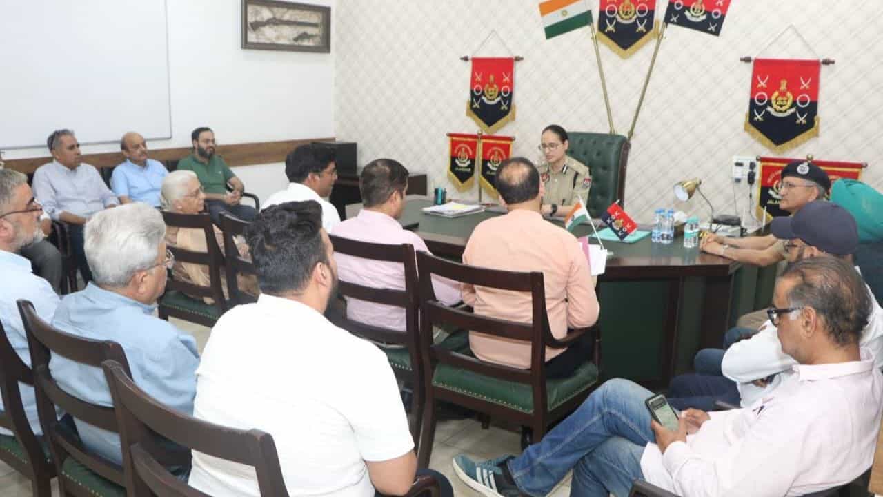 ਜਲੰਧਰ ਚ ਤੇਲ ਤੇ ਗੈਸ ਦੀ ਕੋਈ ਕਿੱਲਤ ਨਹੀਂ! ਪੁਲਿਸ ਕਮਿਸ਼ਨਰ ਧਨਪ੍ਰੀਤ ਕੌਰ ਨੇ ਲੋਕਾਂ ਨੂੰ ਦਿੱਤੀ ਵੱਡੀ ਰਾਹਤ